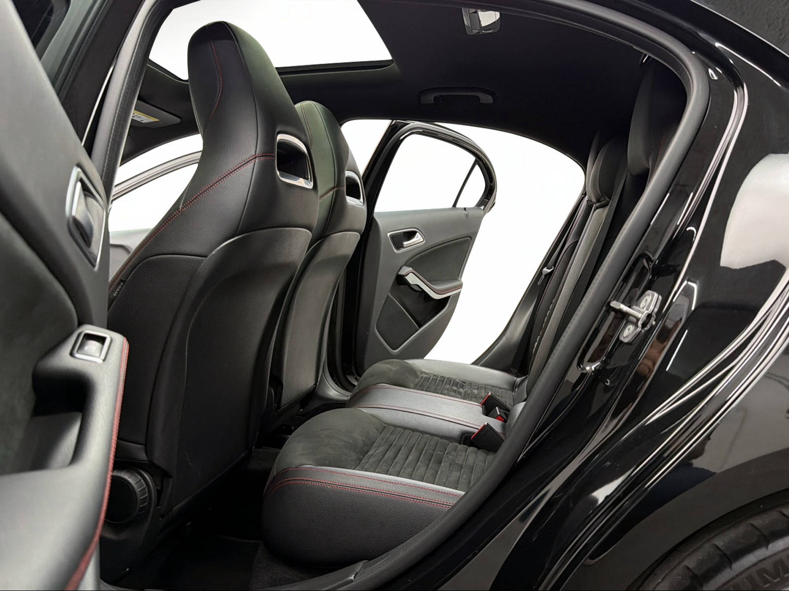 MERCEDES-BENZ A 200 AMG Line Cosmos Black 7G-DCT / Panoramadach / RF-Kamera / Keyless Go / Ambiente Beleuchtung /-image-8