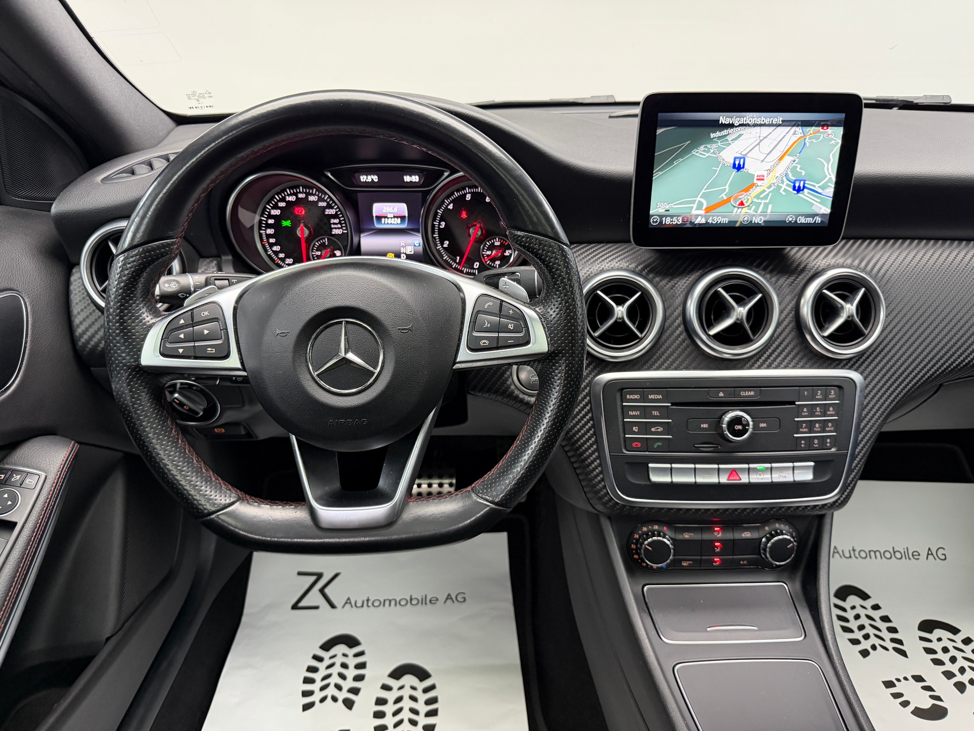 MERCEDES-BENZ A 200 AMG Line Cosmos Black 7G-DCT / Panoramadach / RF-Kamera / Keyless Go / Ambiente Beleuchtung /-image-11