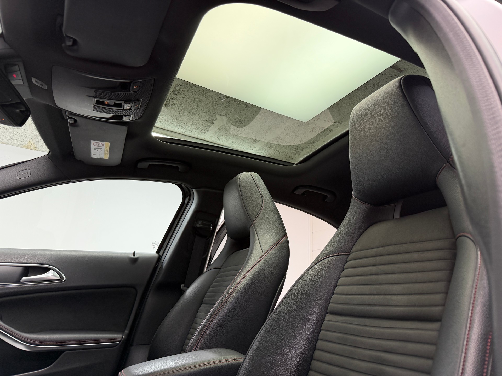 MERCEDES-BENZ A 200 AMG Line Cosmos Black 7G-DCT / Panoramadach / RF-Kamera / Keyless Go / Ambiente Beleuchtung /-image-7