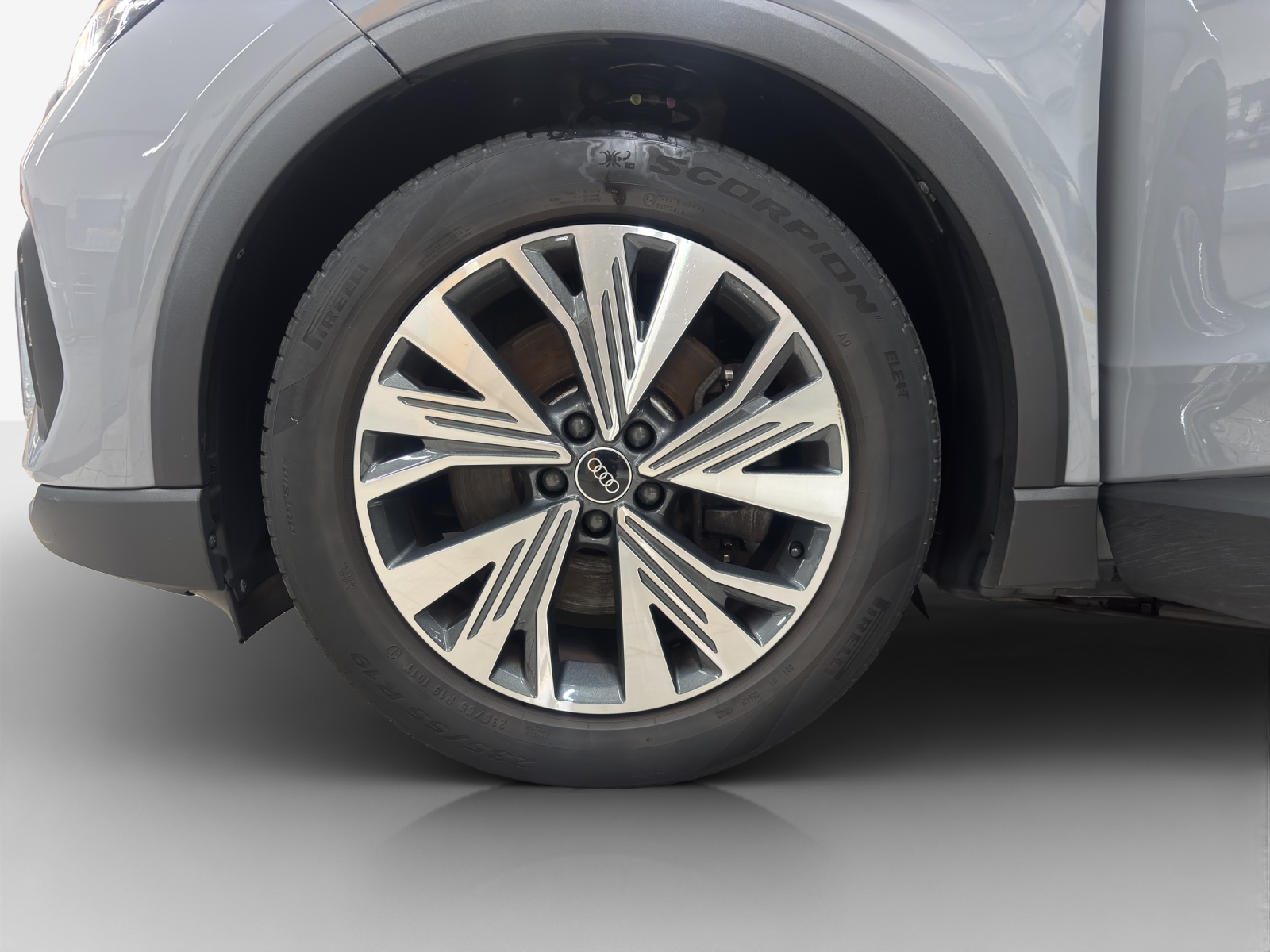AUDI Q4 e-tron 45 quattro-image-13
