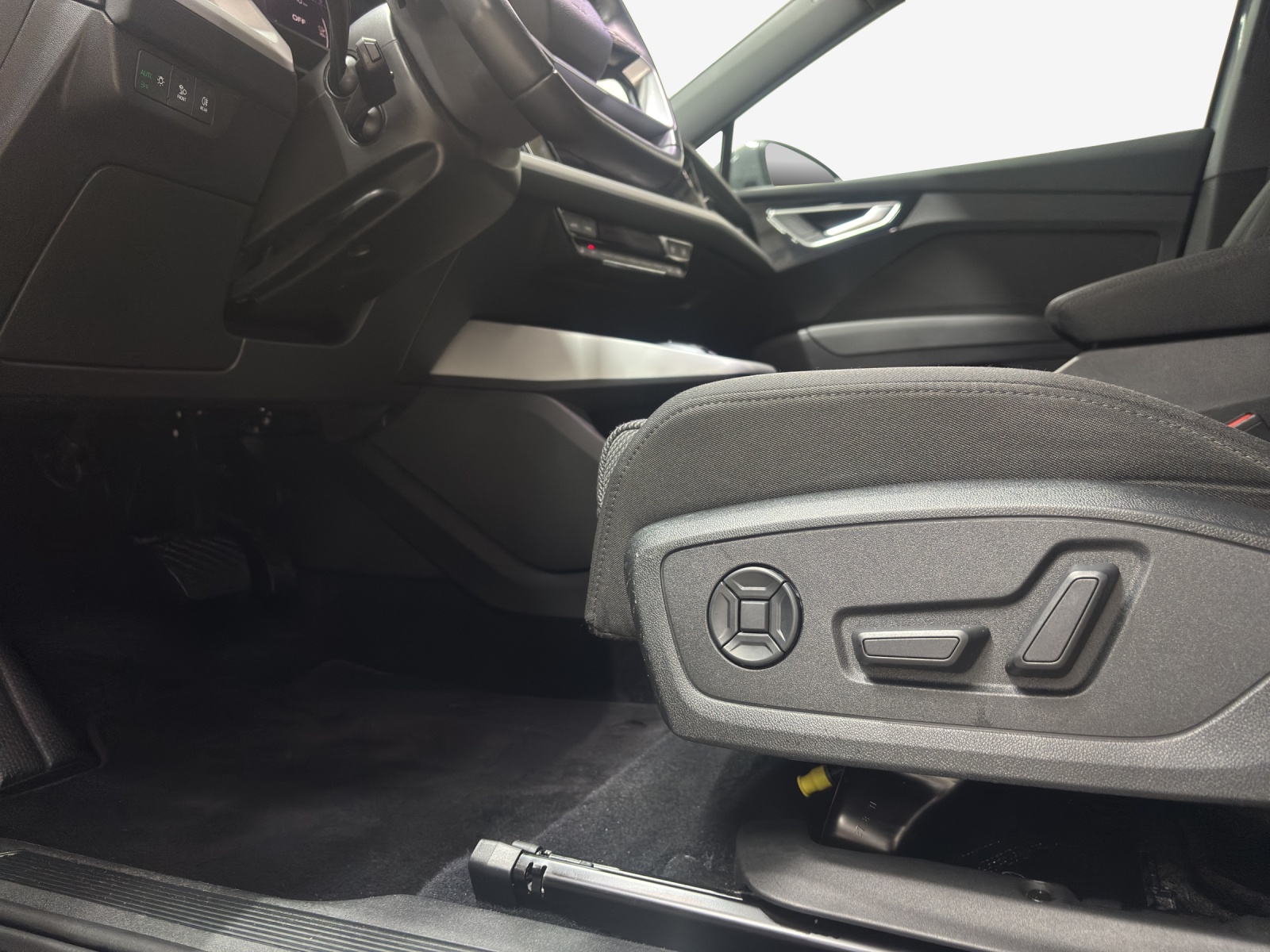 AUDI Q4 e-tron 45 quattro-image-14
