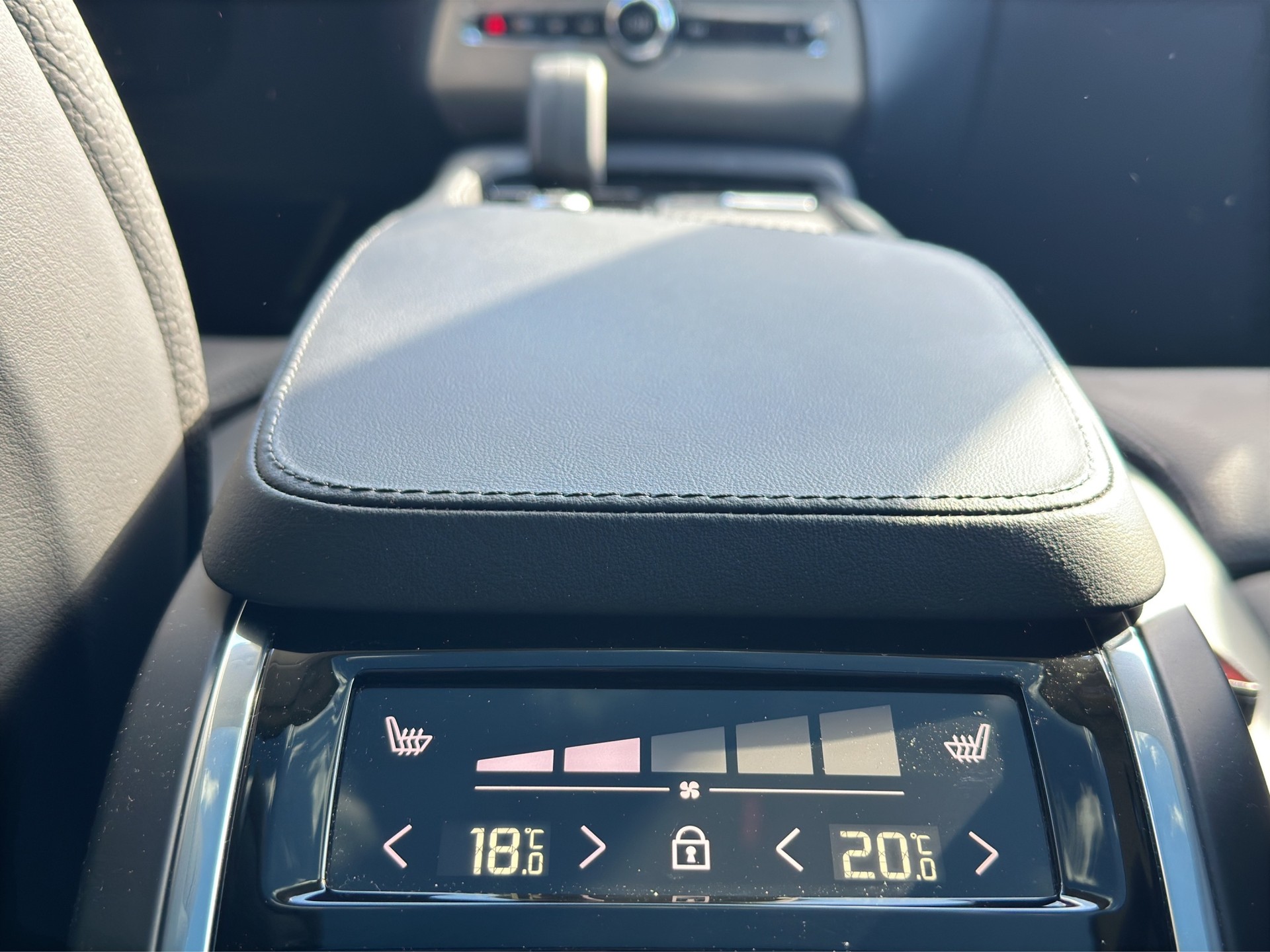 VOLVO XC90 T8 eAWD 7Pl. PluginHybrid Plus Dark Geartronic-image-17