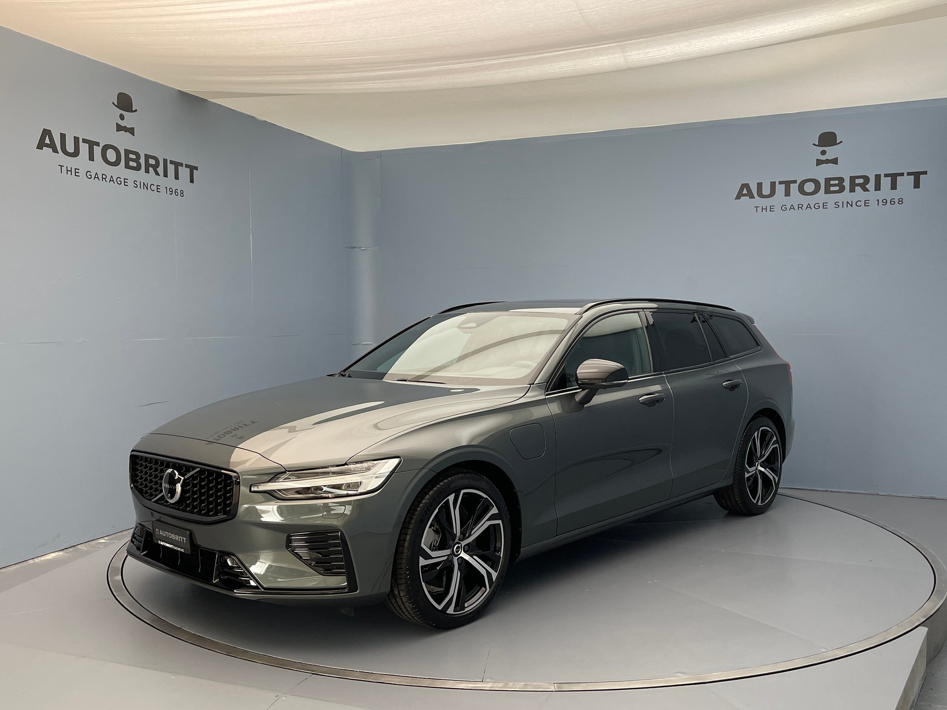 VOLVO V60 2.0 T6 TE Ultra Dark eAWD-image-0