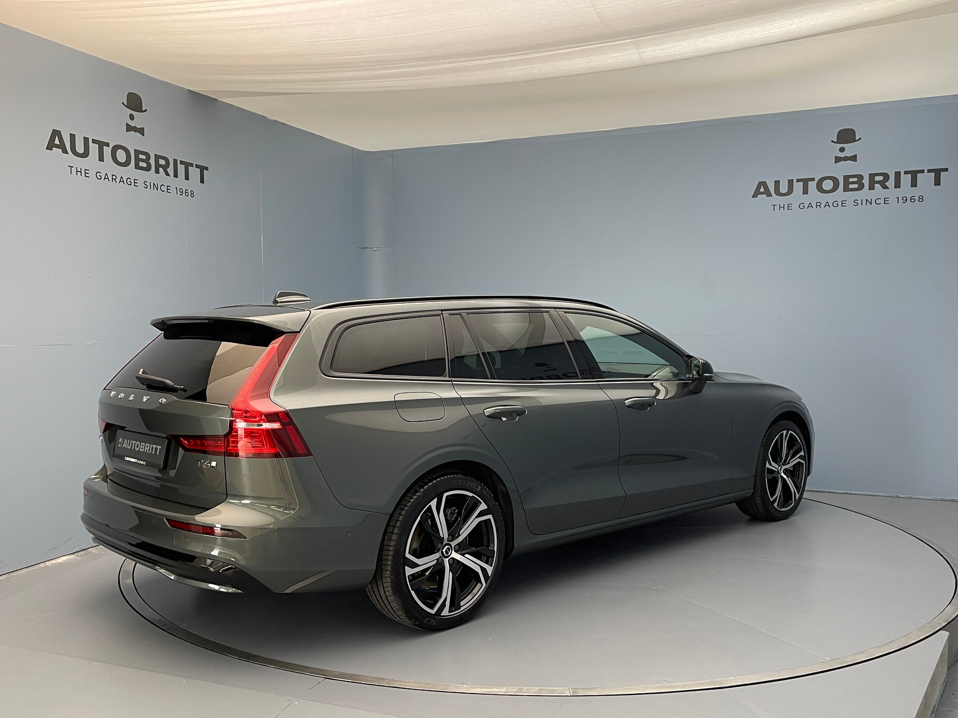 VOLVO V60 2.0 T6 TE Ultra Dark eAWD-image-6
