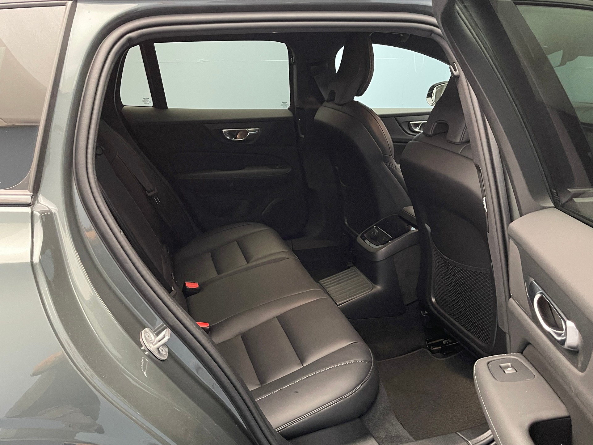 VOLVO V60 2.0 T6 TE Ultra Dark eAWD-image-8
