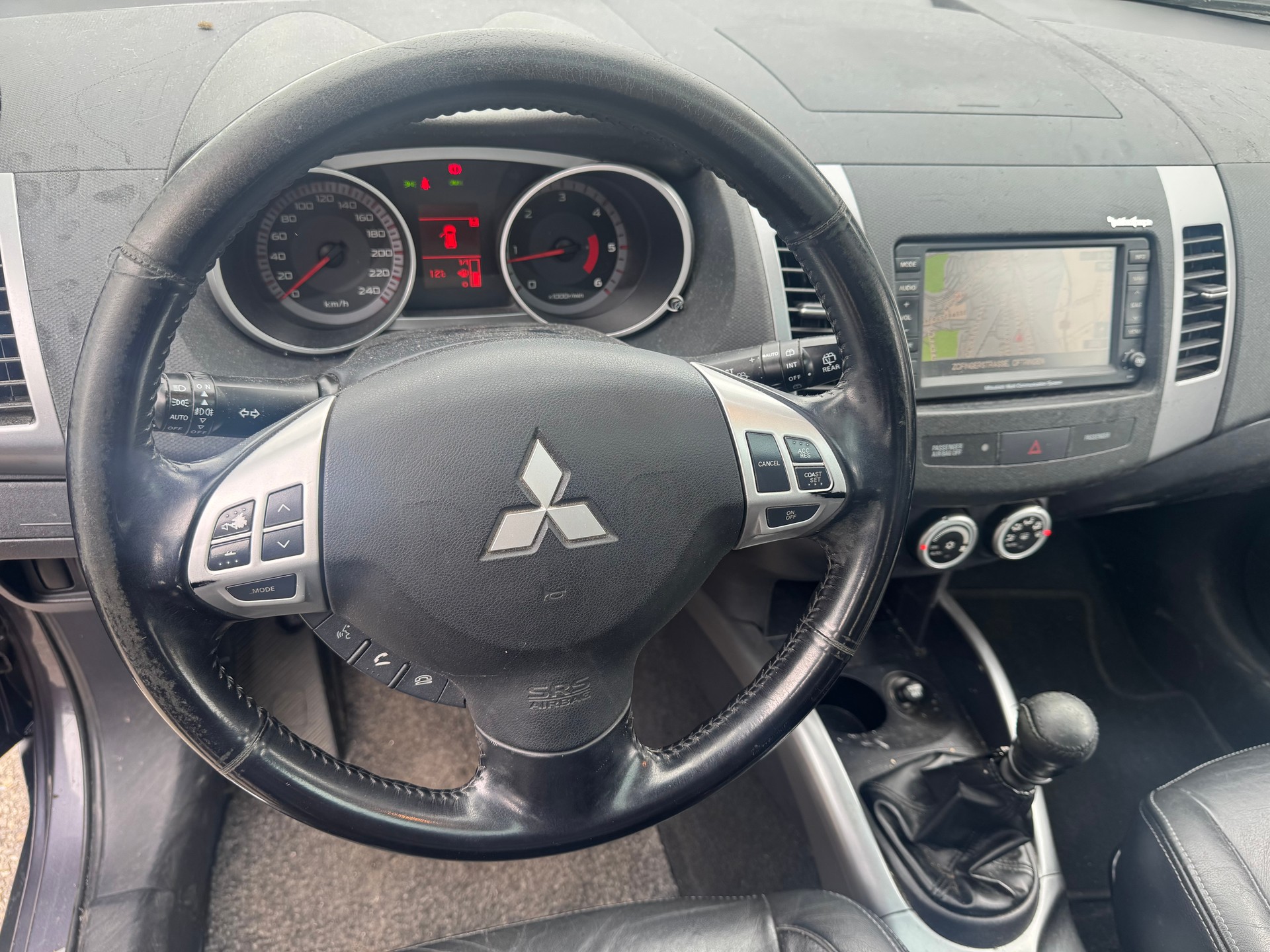 MITSUBISHI Outlander 2.2 DID Navigator 4WD-image-2