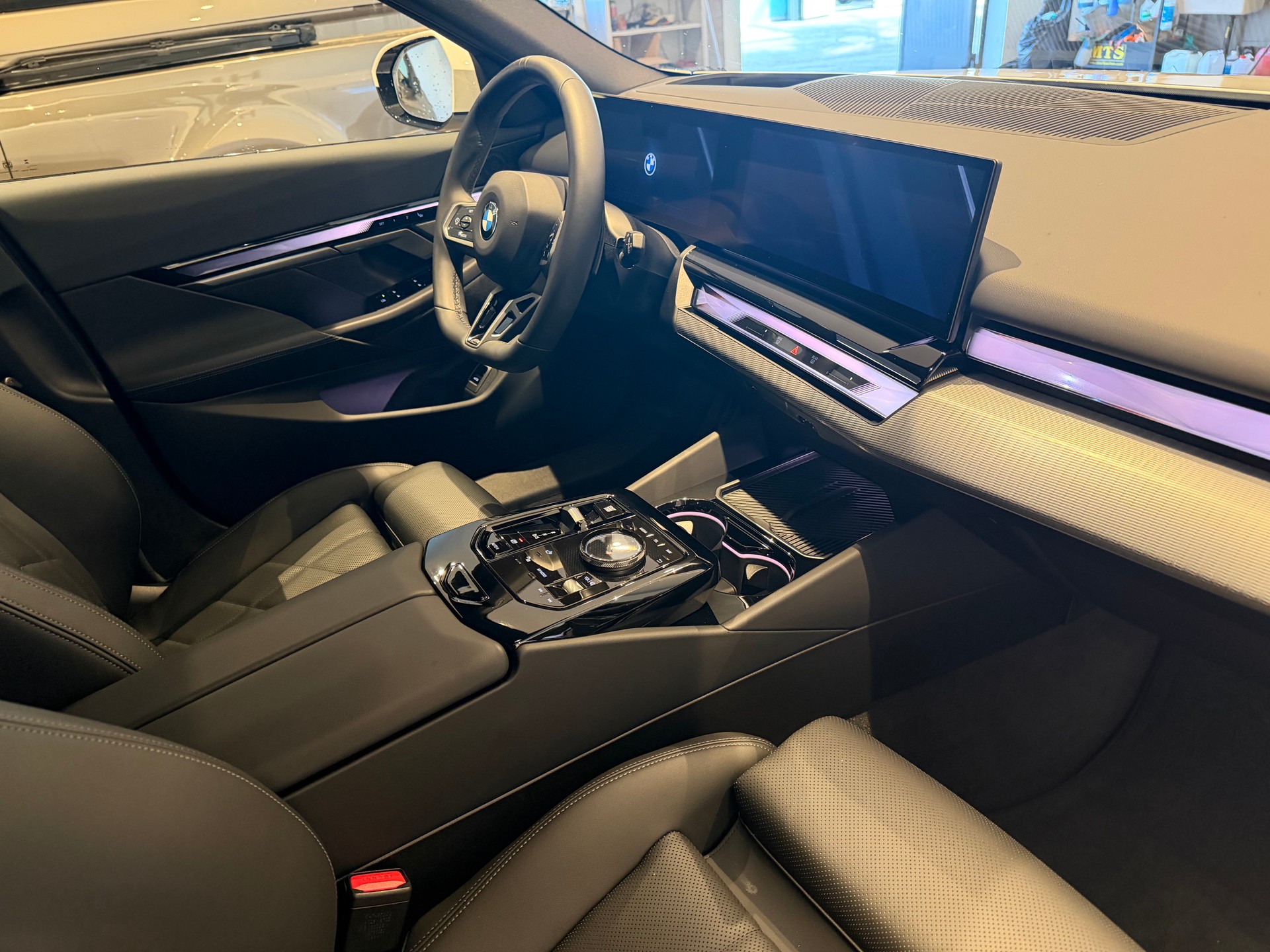 BMW 520d xDrive Touring-image-12