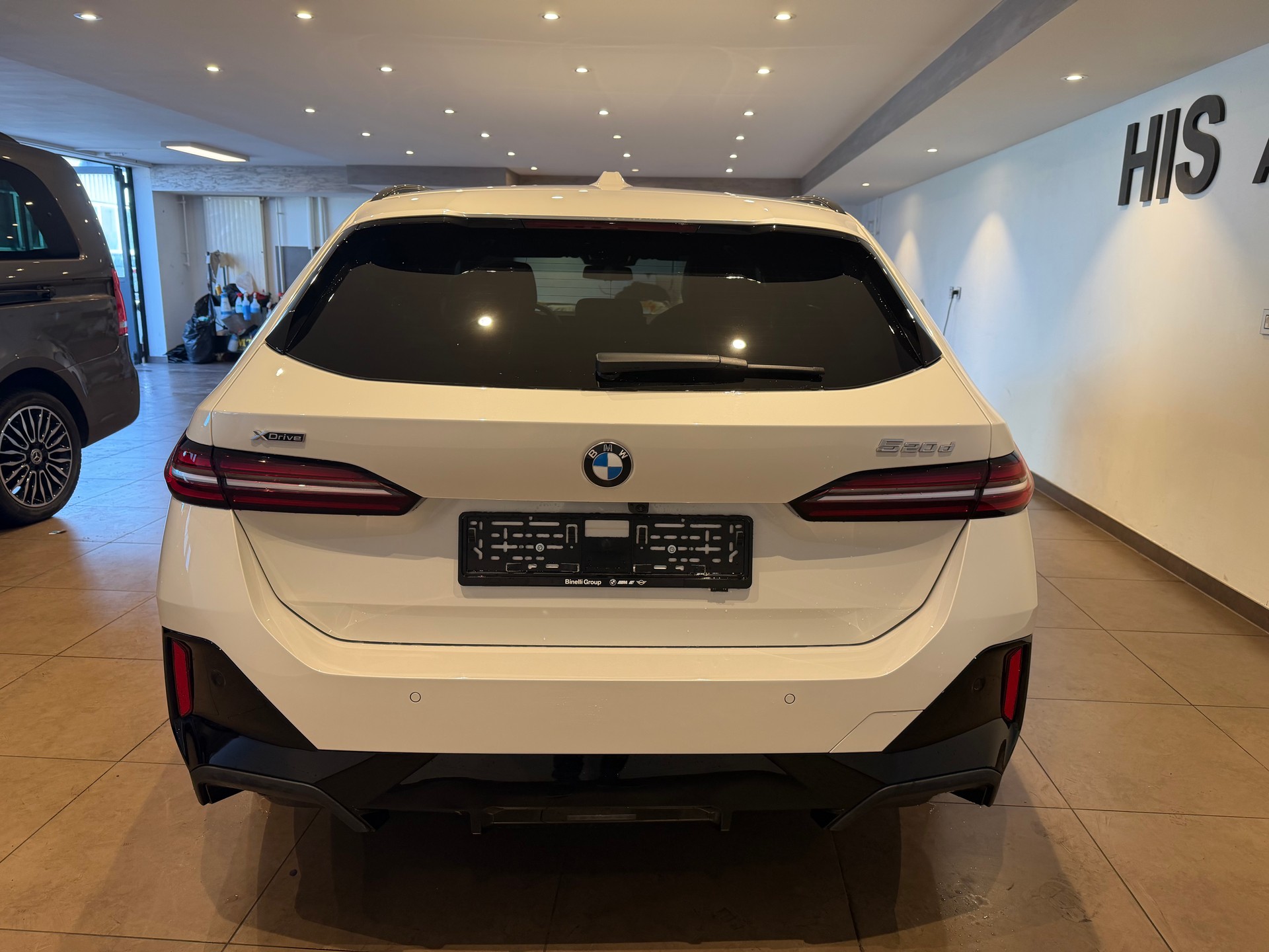 BMW 520d xDrive Touring-image-6