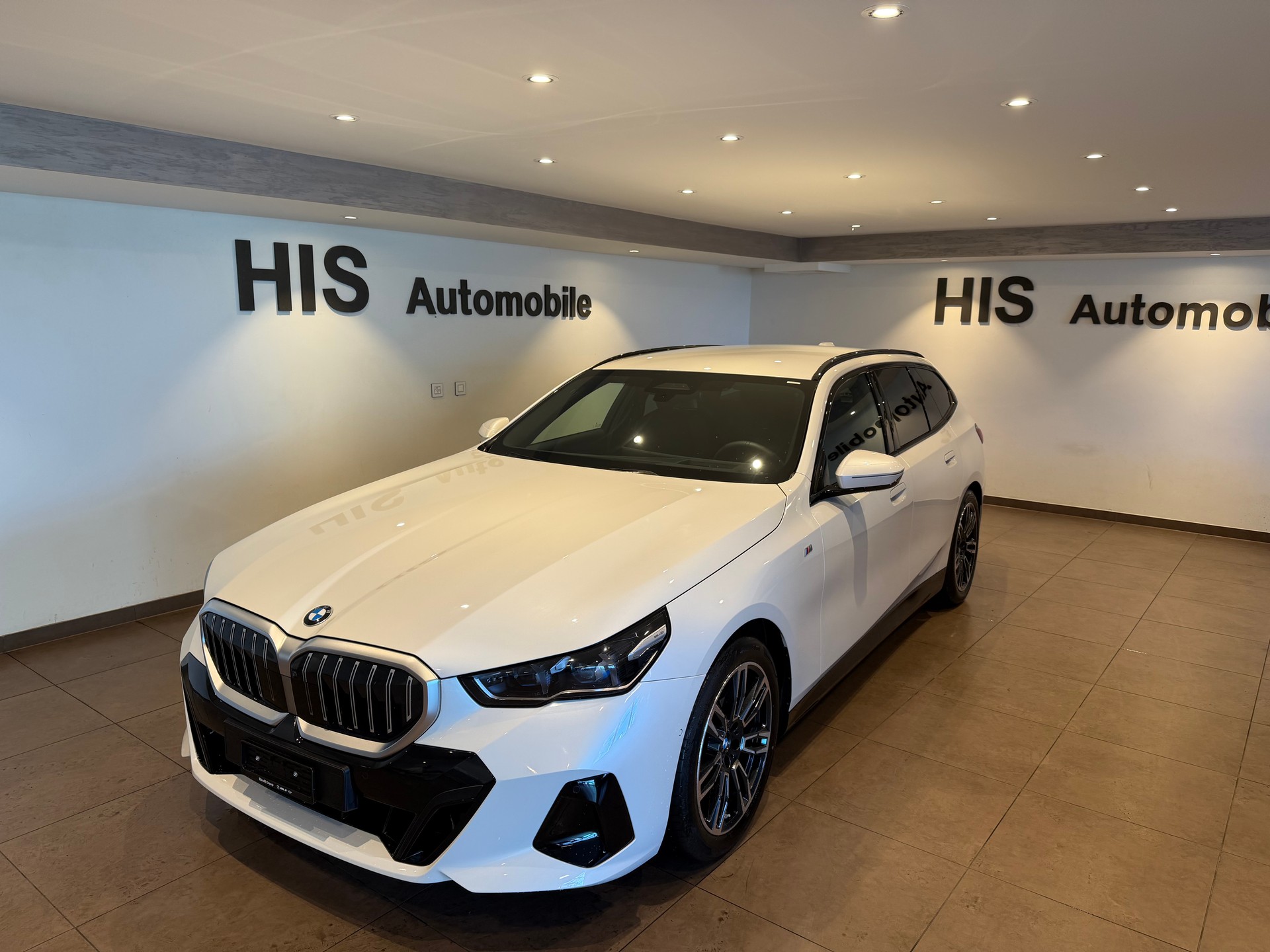 BMW 520d xDrive Touring-showroom-element-1