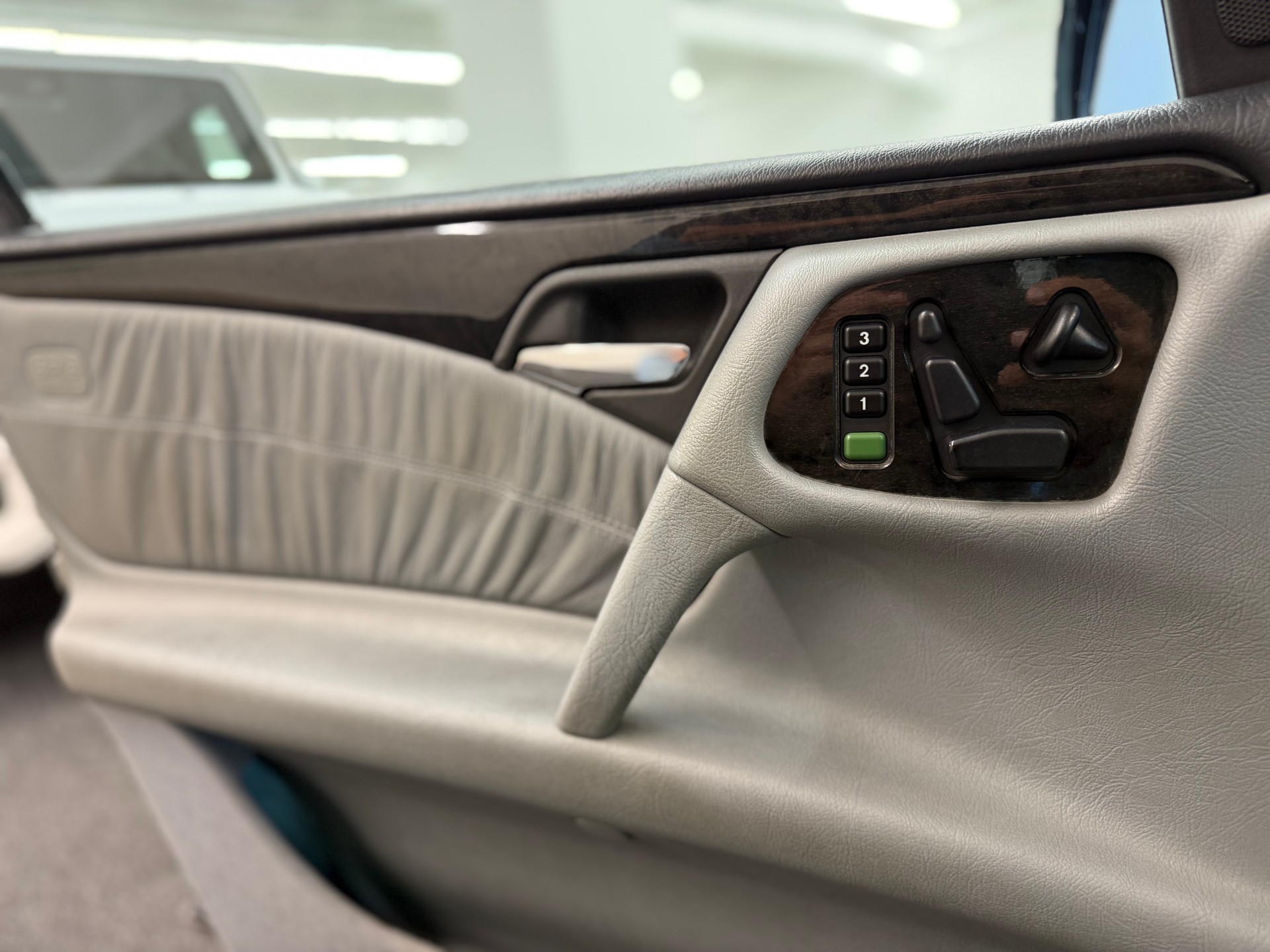 MERCEDES-BENZ E 230 Avantgarde-image-16