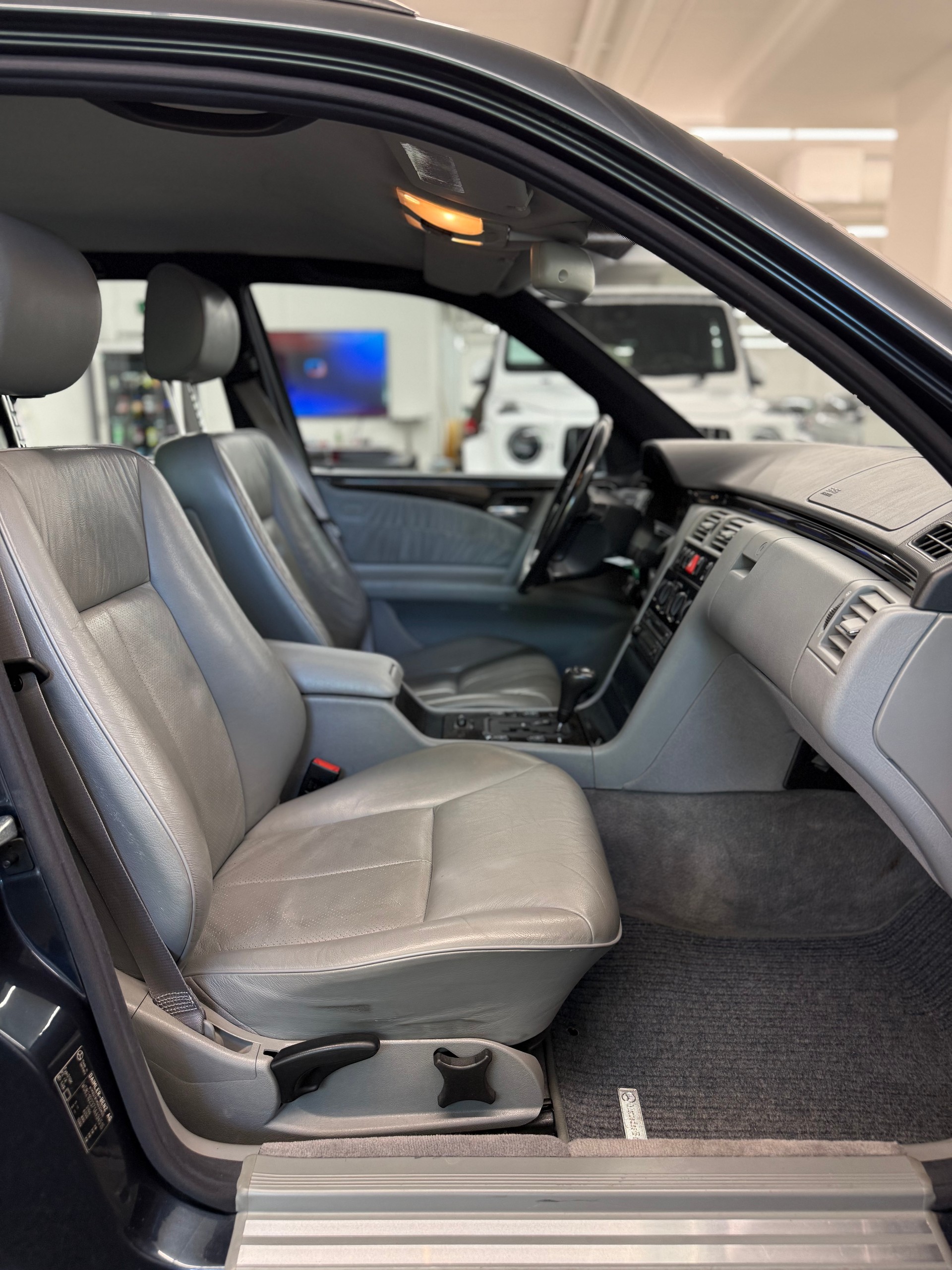 MERCEDES-BENZ E 230 Avantgarde-image-19