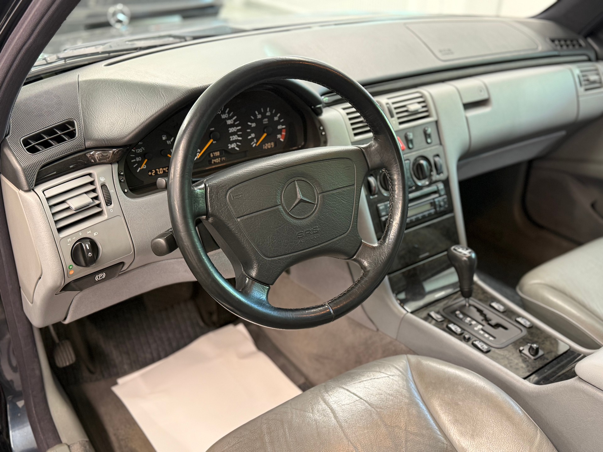 MERCEDES-BENZ E 230 Avantgarde-image-11