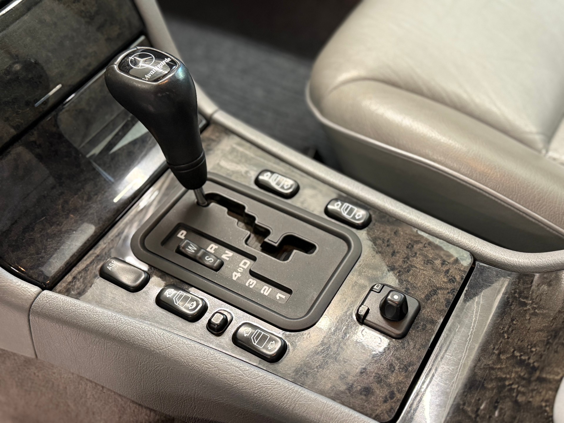 MERCEDES-BENZ E 230 Avantgarde-image-14