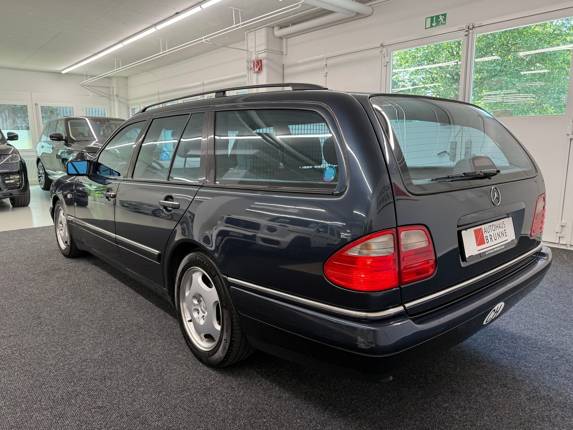 MERCEDES-BENZ E 230 Avantgarde-image-5