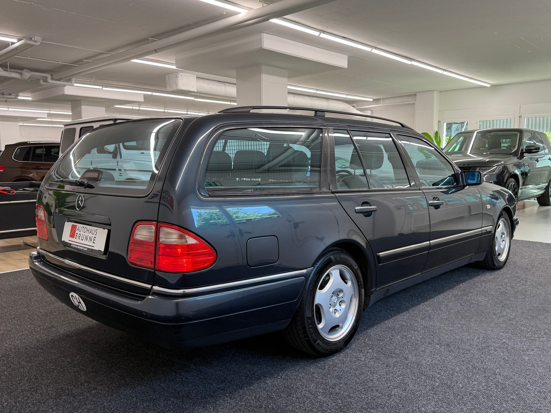 MERCEDES-BENZ E 230 Avantgarde-image-3