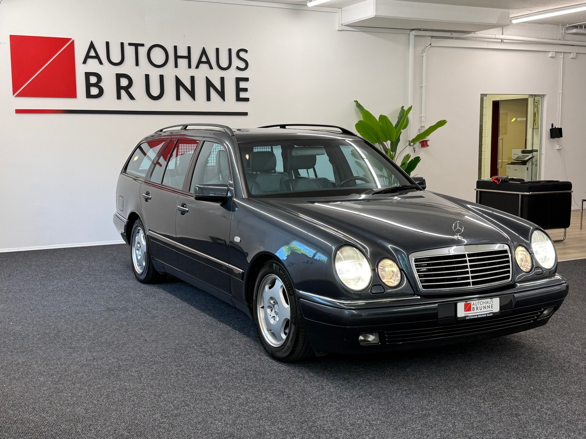 MERCEDES-BENZ E 230 Avantgarde-image-2