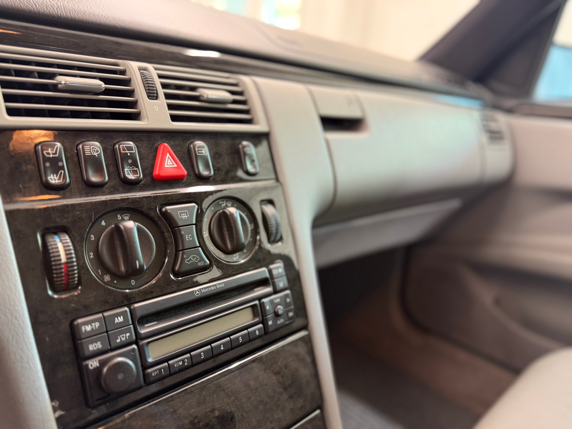 MERCEDES-BENZ E 230 Avantgarde-image-22