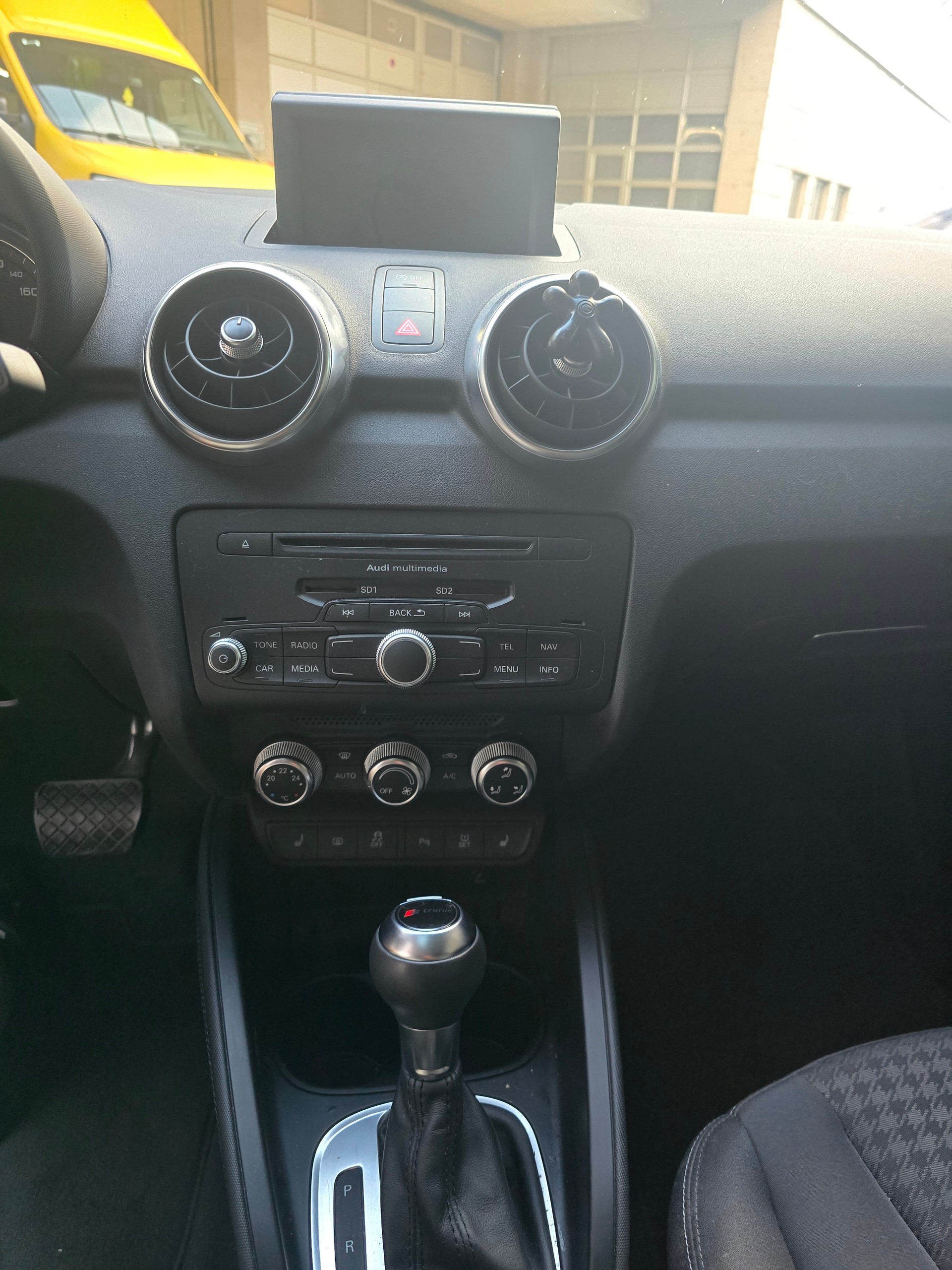 AUDI A1 Sportback 1.4 TFSI Attraction S-tronic-image-4