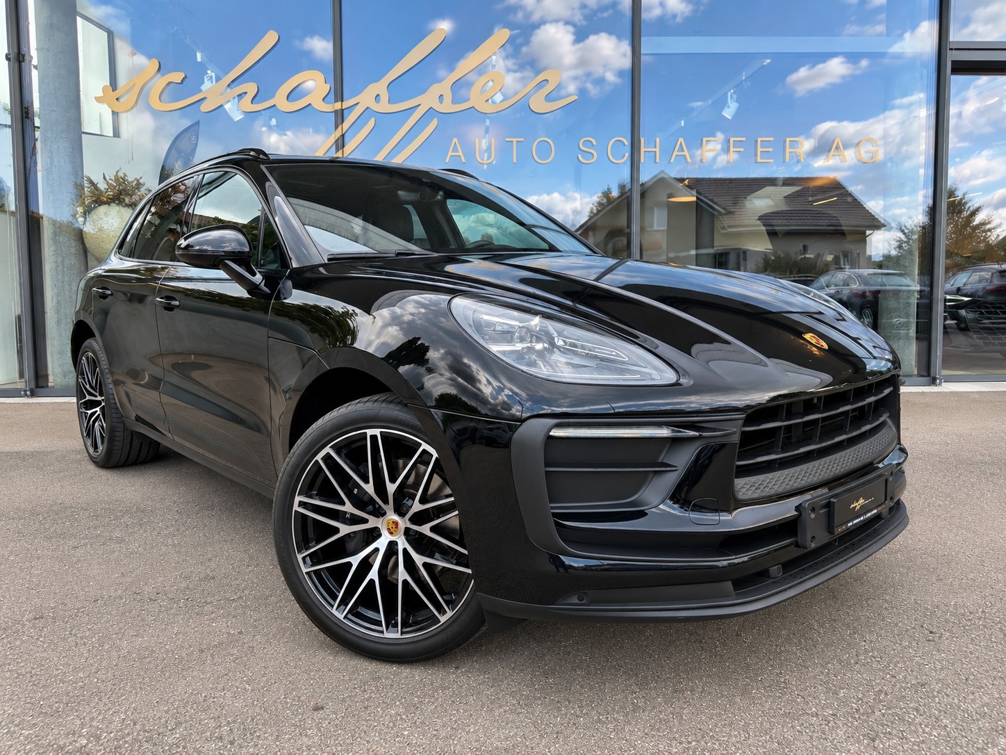 PORSCHE Macan PDK-showroom-element-2