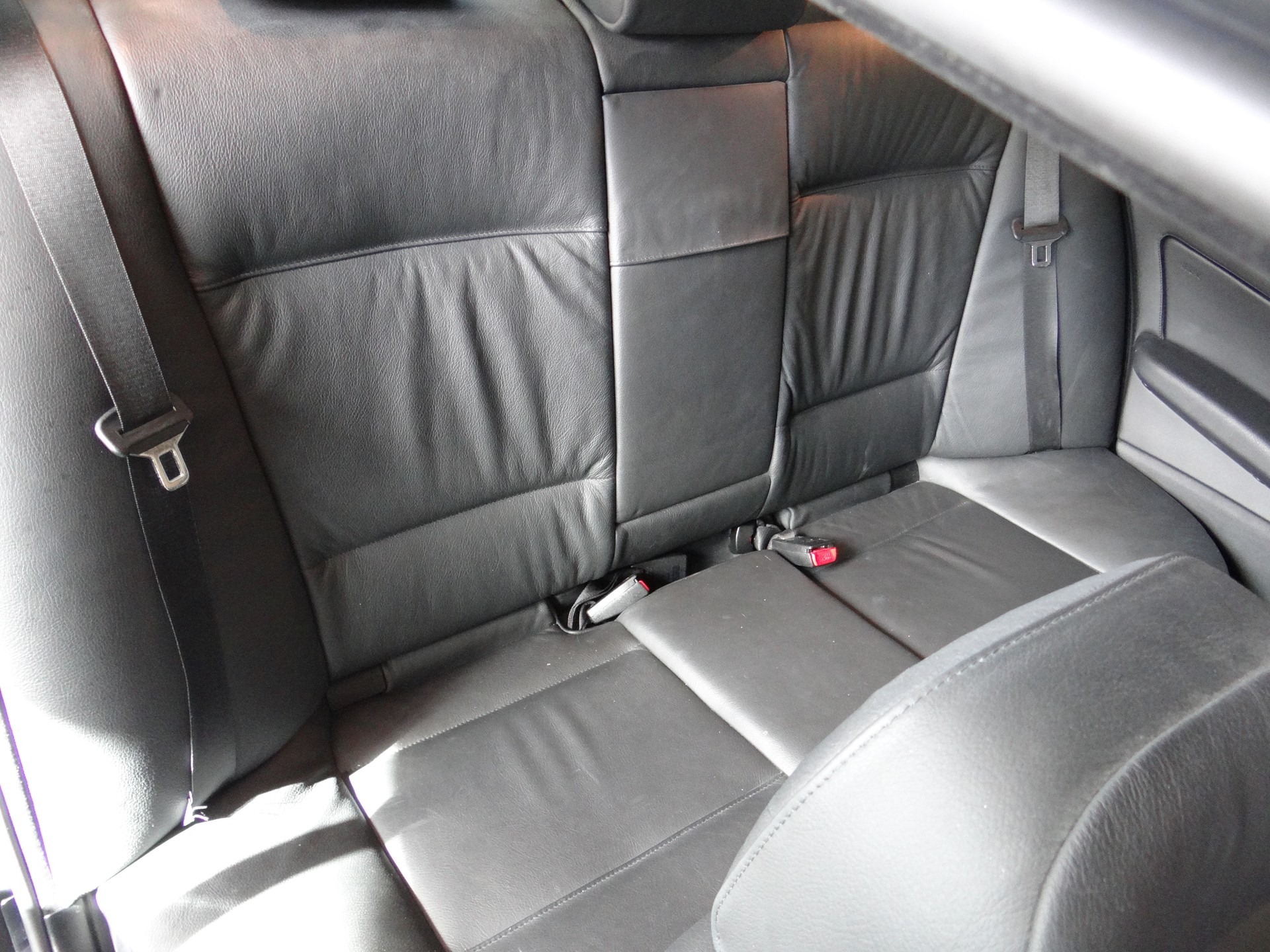 BMW 325i-image-12
