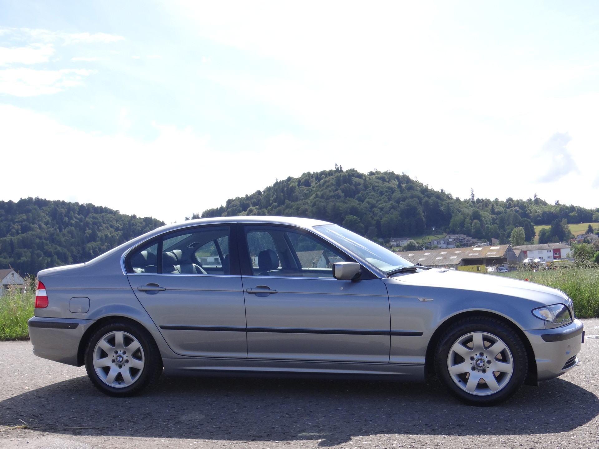 BMW 325i-image-4