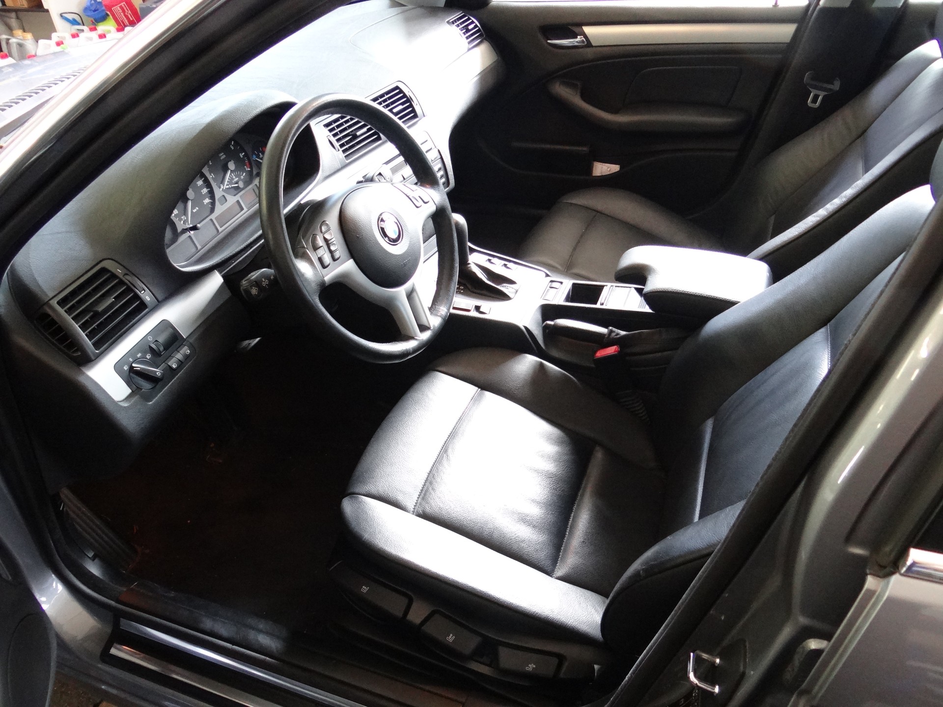 BMW 325i-image-10