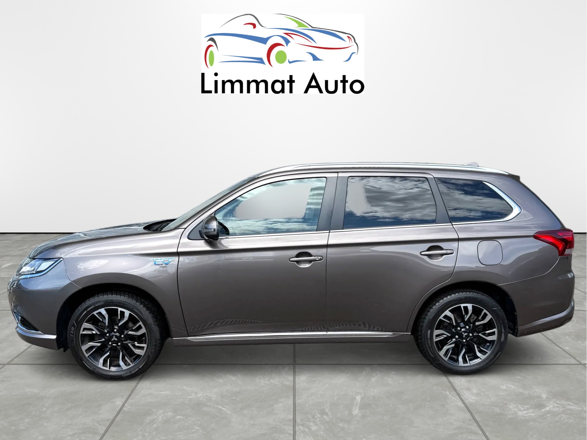 MITSUBISHI Outlander 2.0 PHEV Diamond 4WD Automatic-image-2