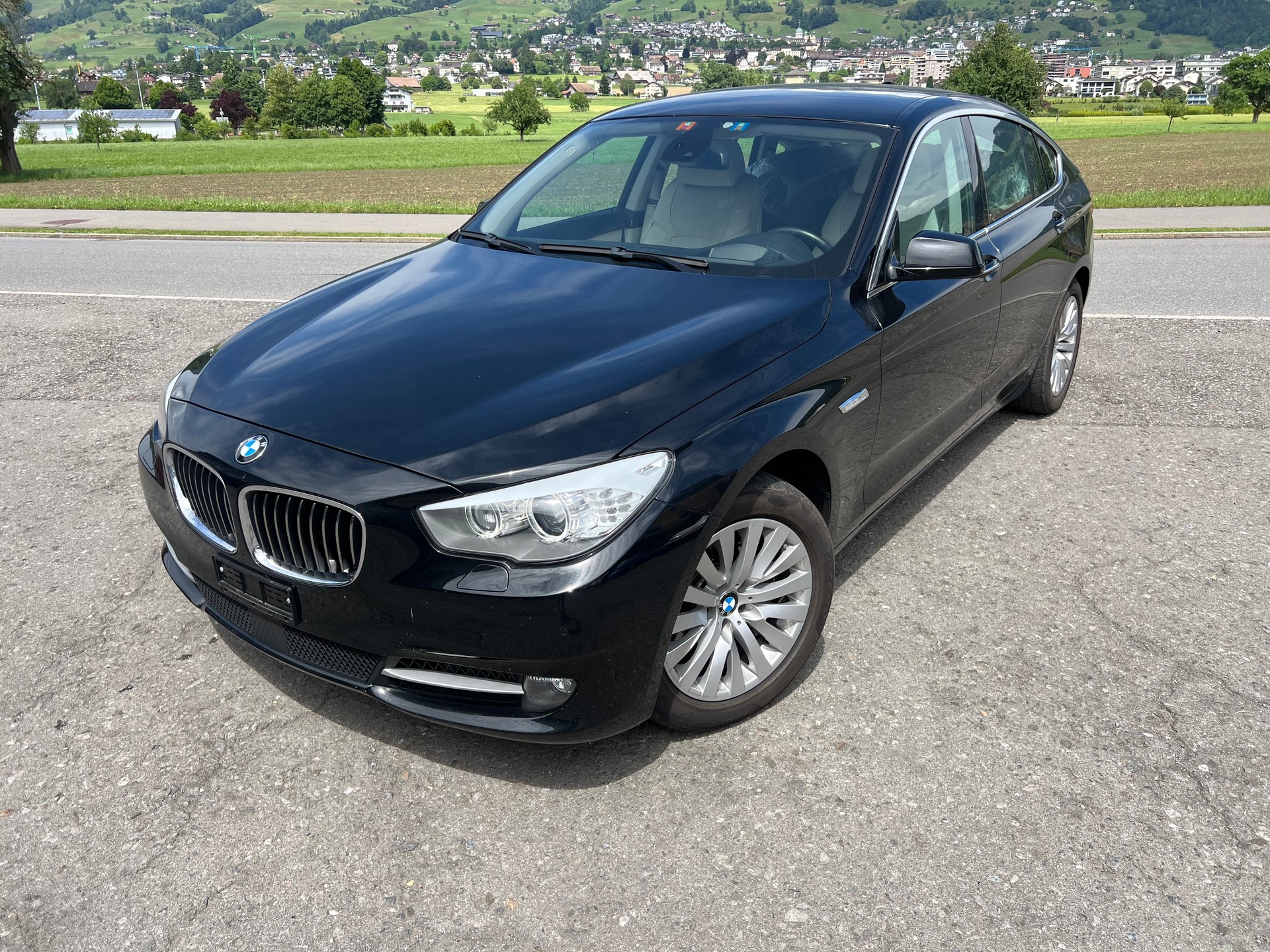 BMW 530d xDrive GT Steptronic *** Navigation * Standheizung * Leder * Sitzbelüftung * Head -Up Display * 8 fachbereift ***