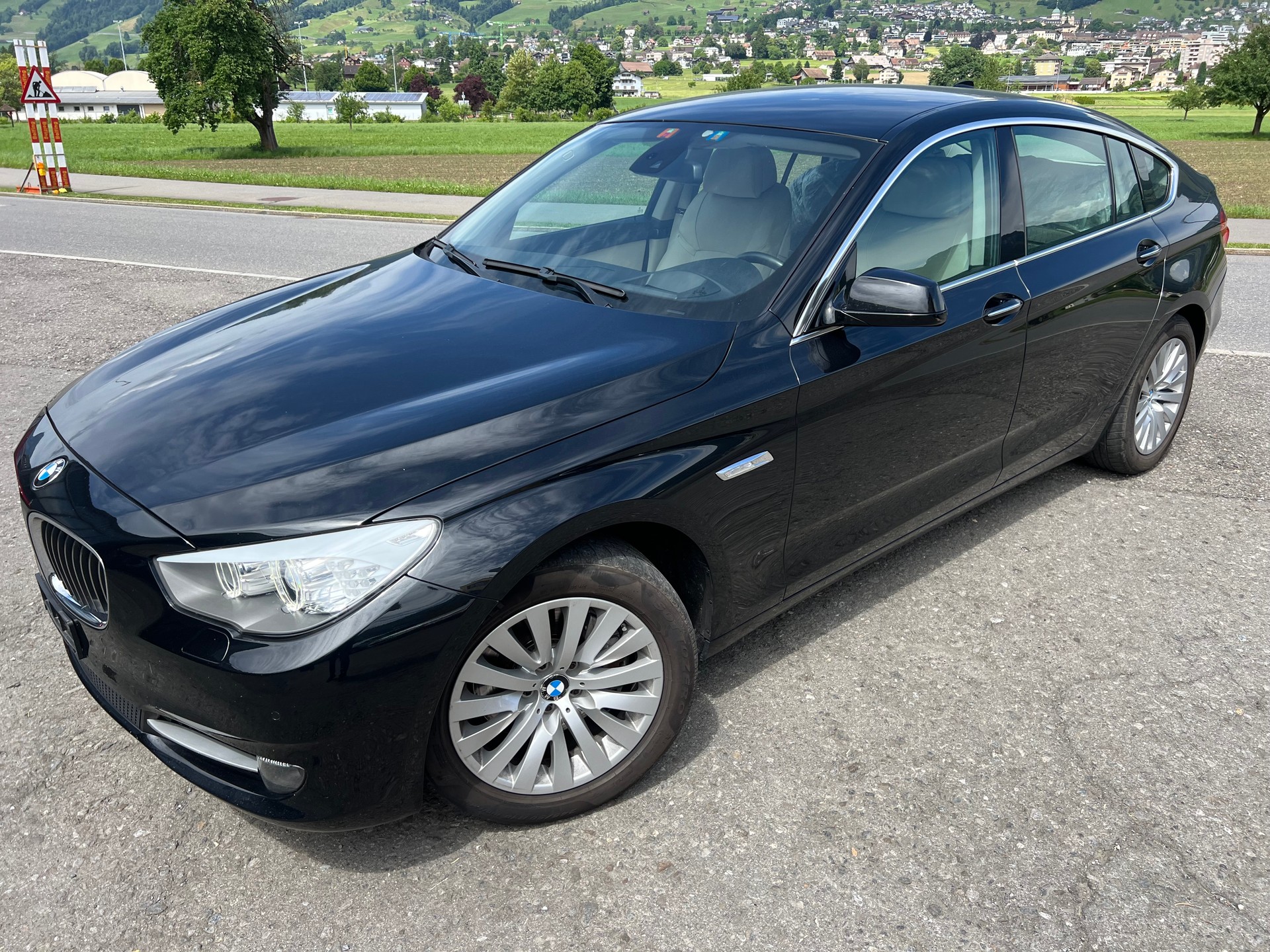 BMW 530d xDrive GT Steptronic *** Navigation * Standheizung * Leder * Sitzbelüftung * Head -Up Display * 8 fachbereift ***-showroom-element-1