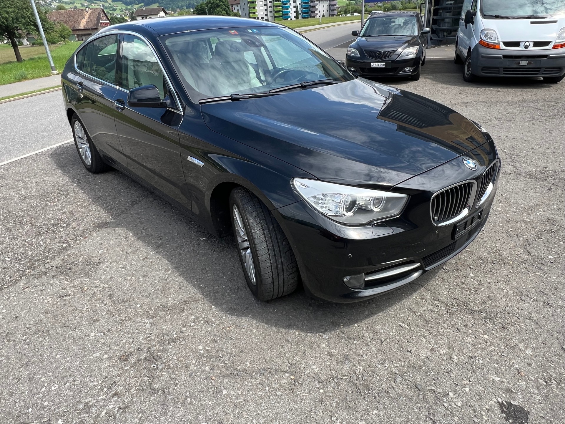 BMW 530d xDrive GT Steptronic *** Navigation * Standheizung * Leder * Sitzbelüftung * Head -Up Display * 8 fachbereift ***-image-5