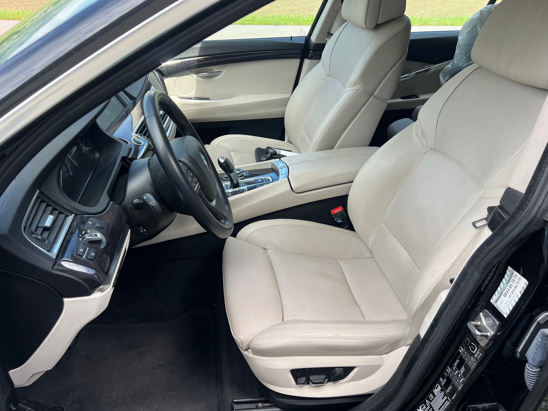 BMW 530d xDrive GT Steptronic *** Navigation * Standheizung * Leder * Sitzbelüftung * Head -Up Display * 8 fachbereift ***-image-7
