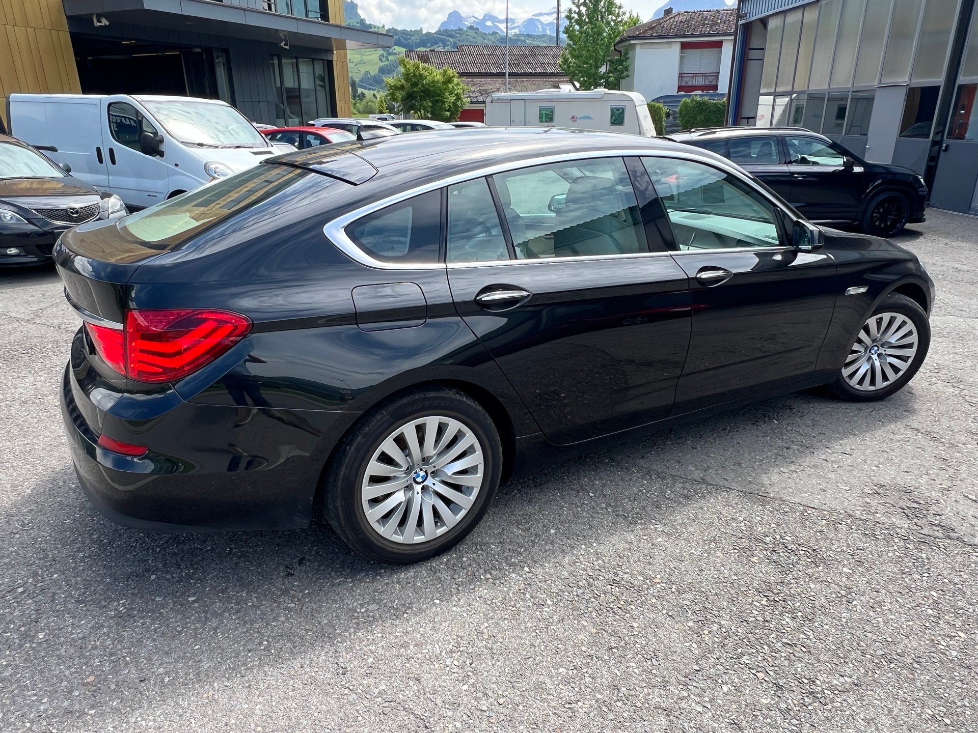 BMW 530d xDrive GT Steptronic *** Navigation * Standheizung * Leder * Sitzbelüftung * Head -Up Display * 8 fachbereift ***-showroom-element-2