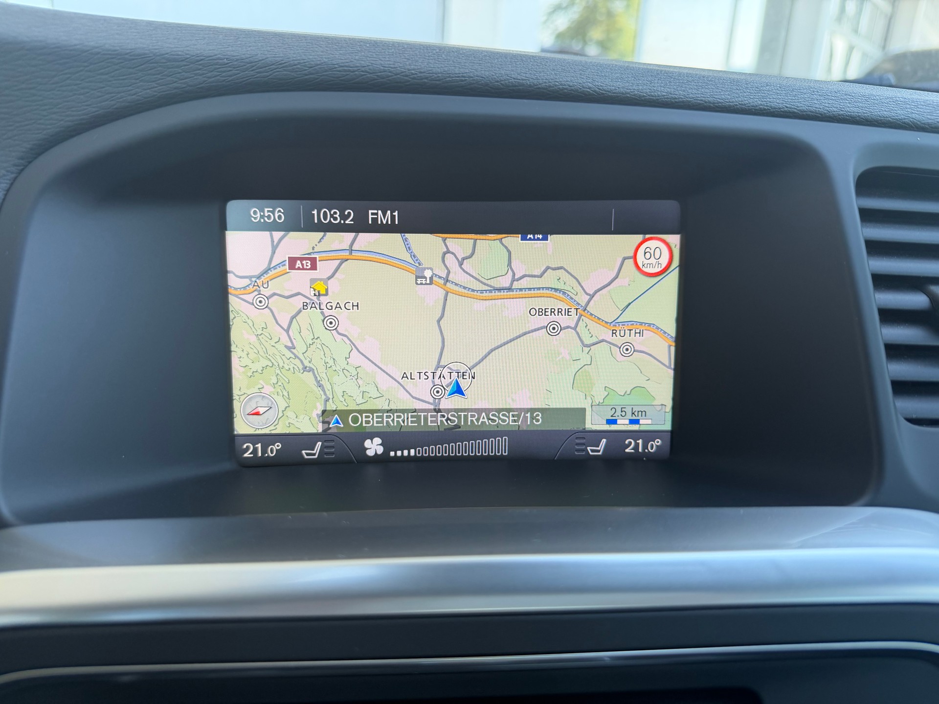 VOLVO V60 D4 Momentum Geartronic-image-14