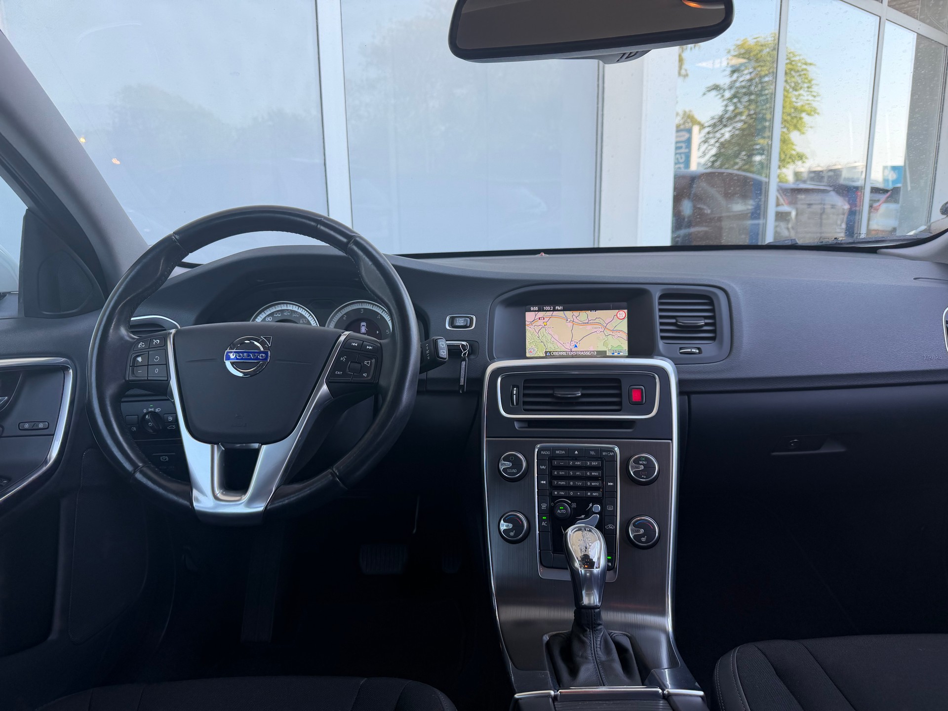 VOLVO V60 D4 Momentum Geartronic-image-5