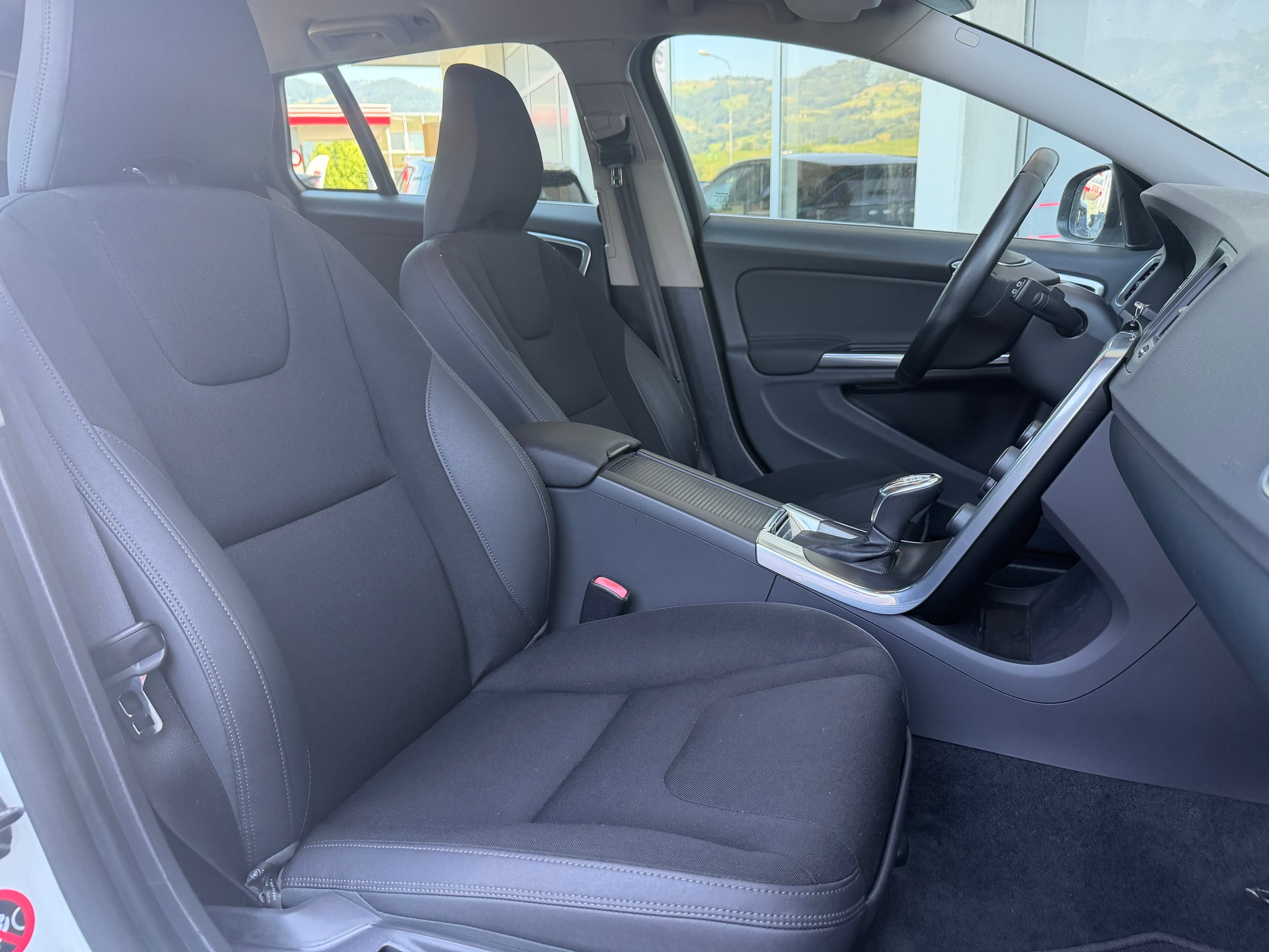 VOLVO V60 D4 Momentum Geartronic-image-3