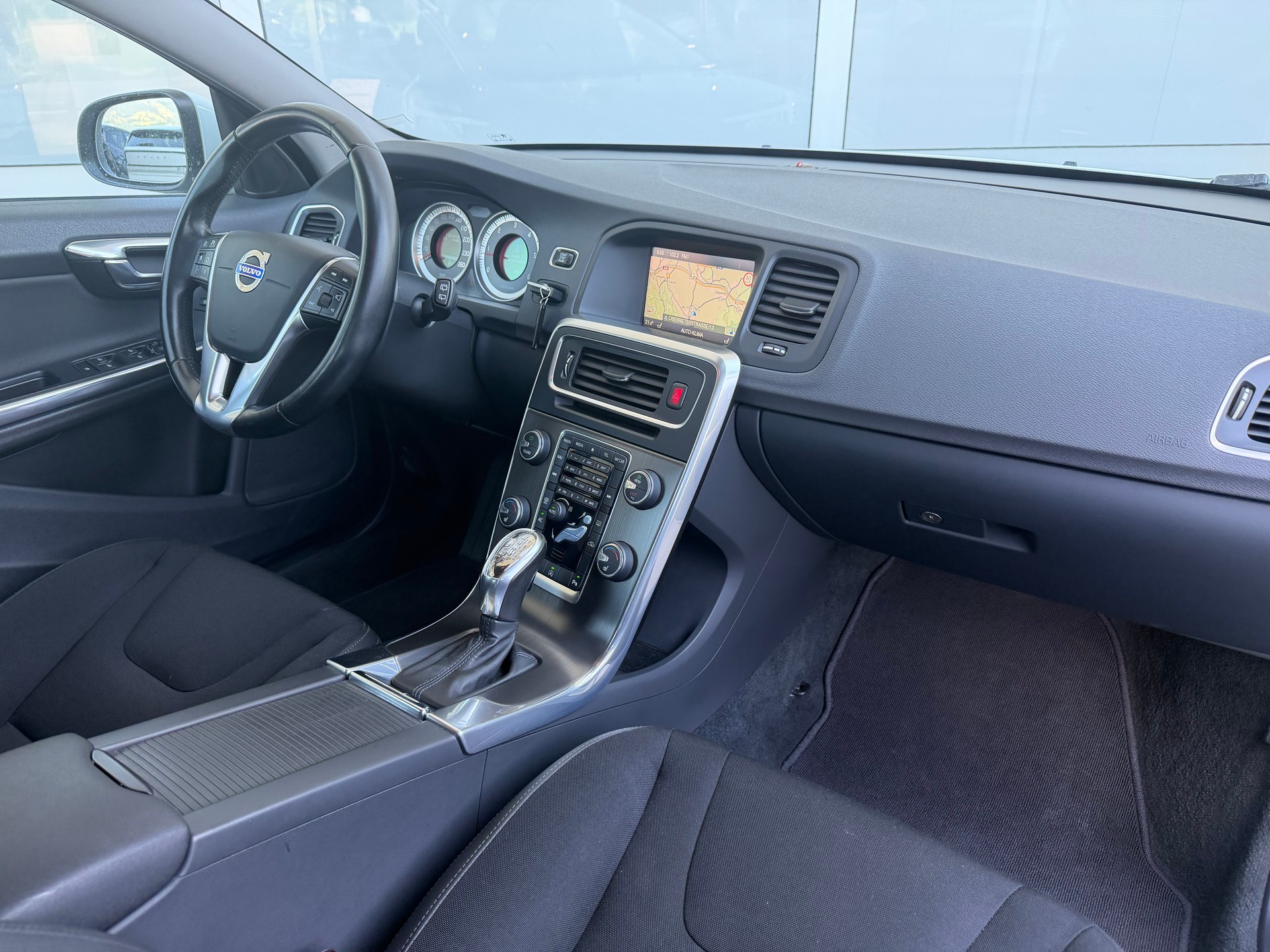 VOLVO V60 D4 Momentum Geartronic-image-2