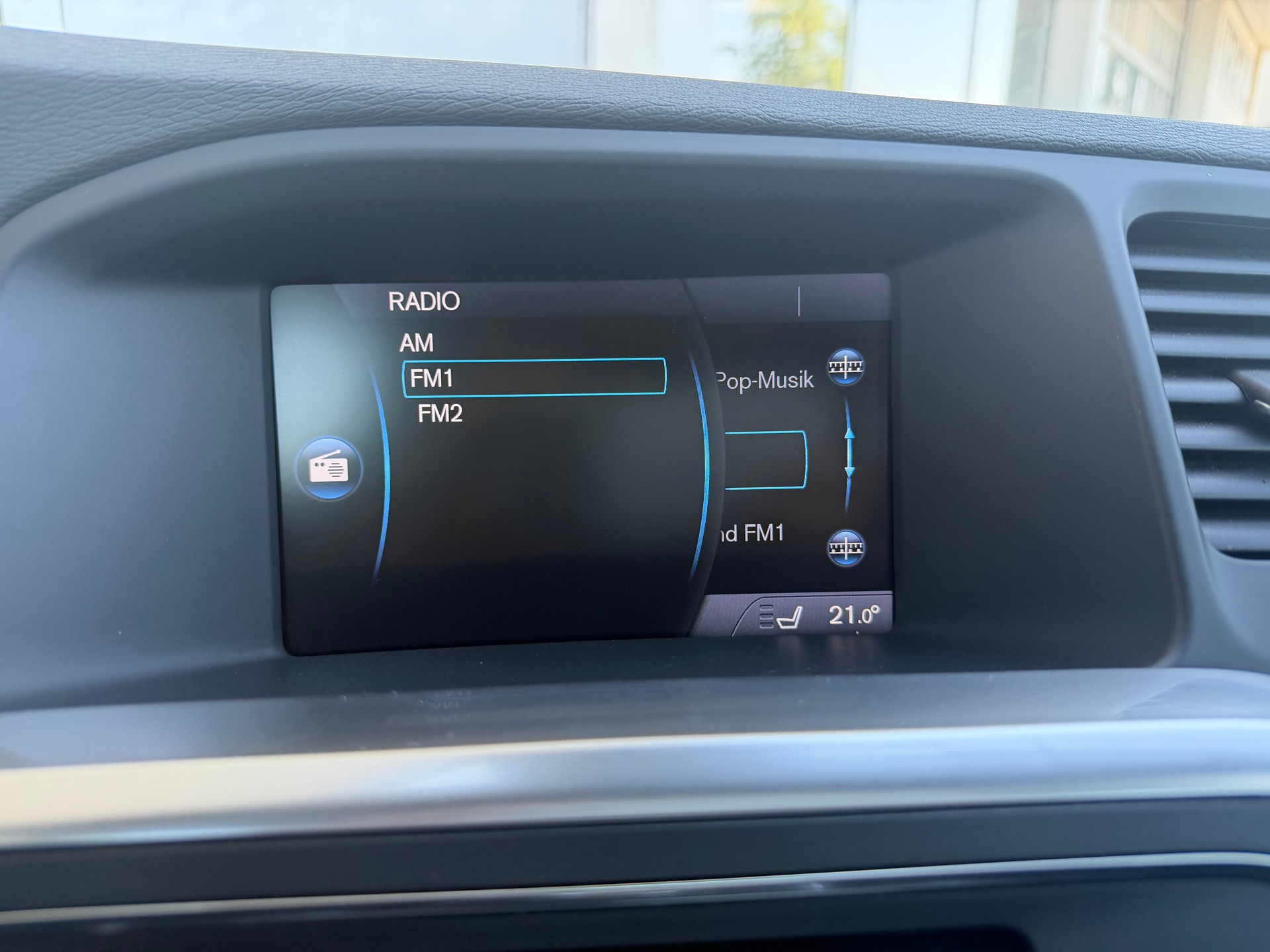 VOLVO V60 D4 Momentum Geartronic-image-12