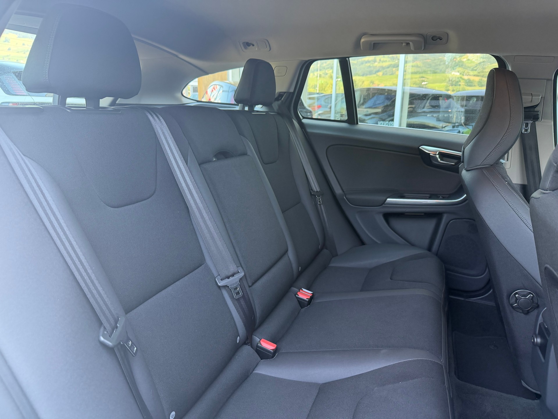 VOLVO V60 D4 Momentum Geartronic-image-4