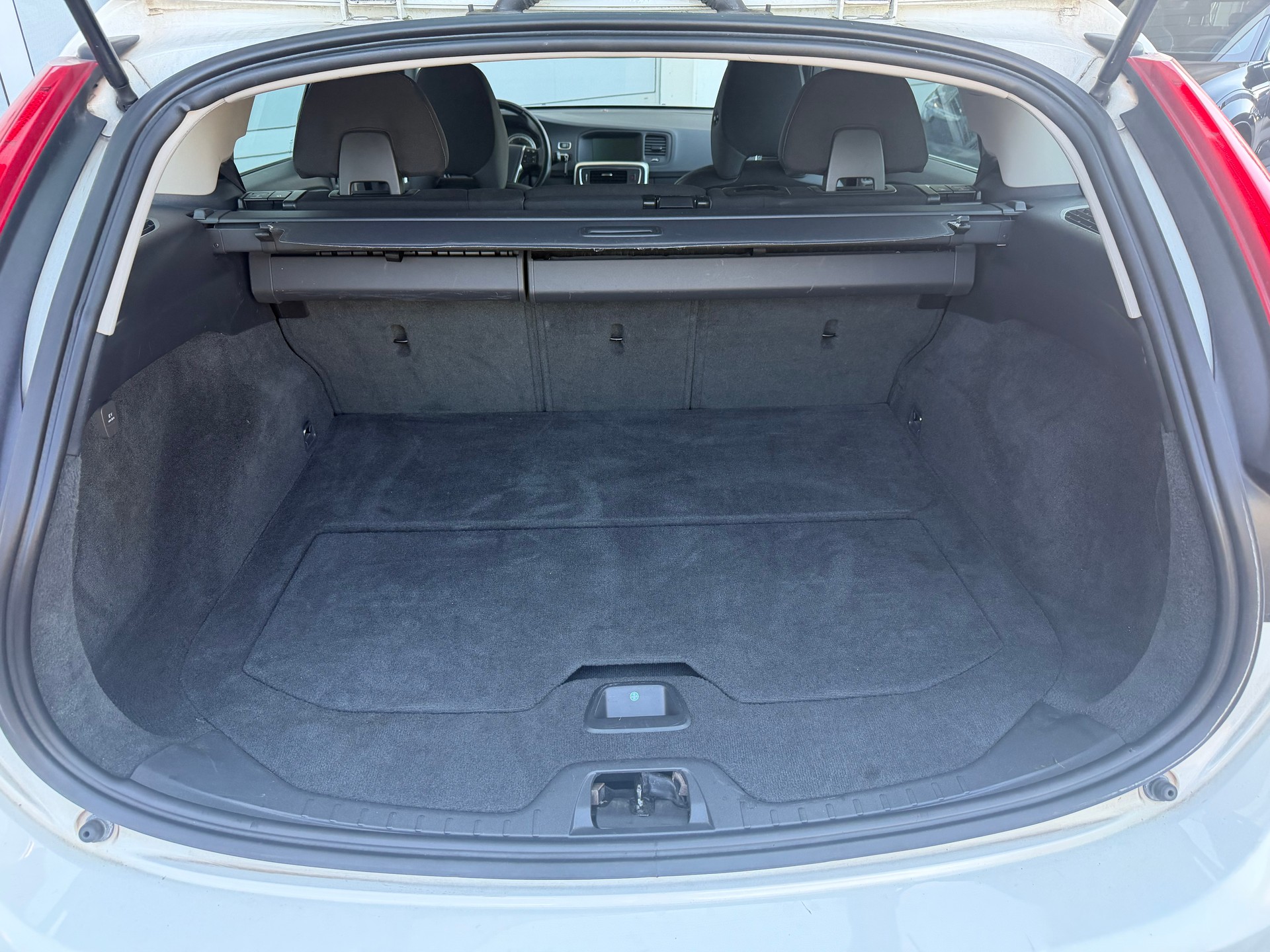 VOLVO V60 D4 Momentum Geartronic-image-15