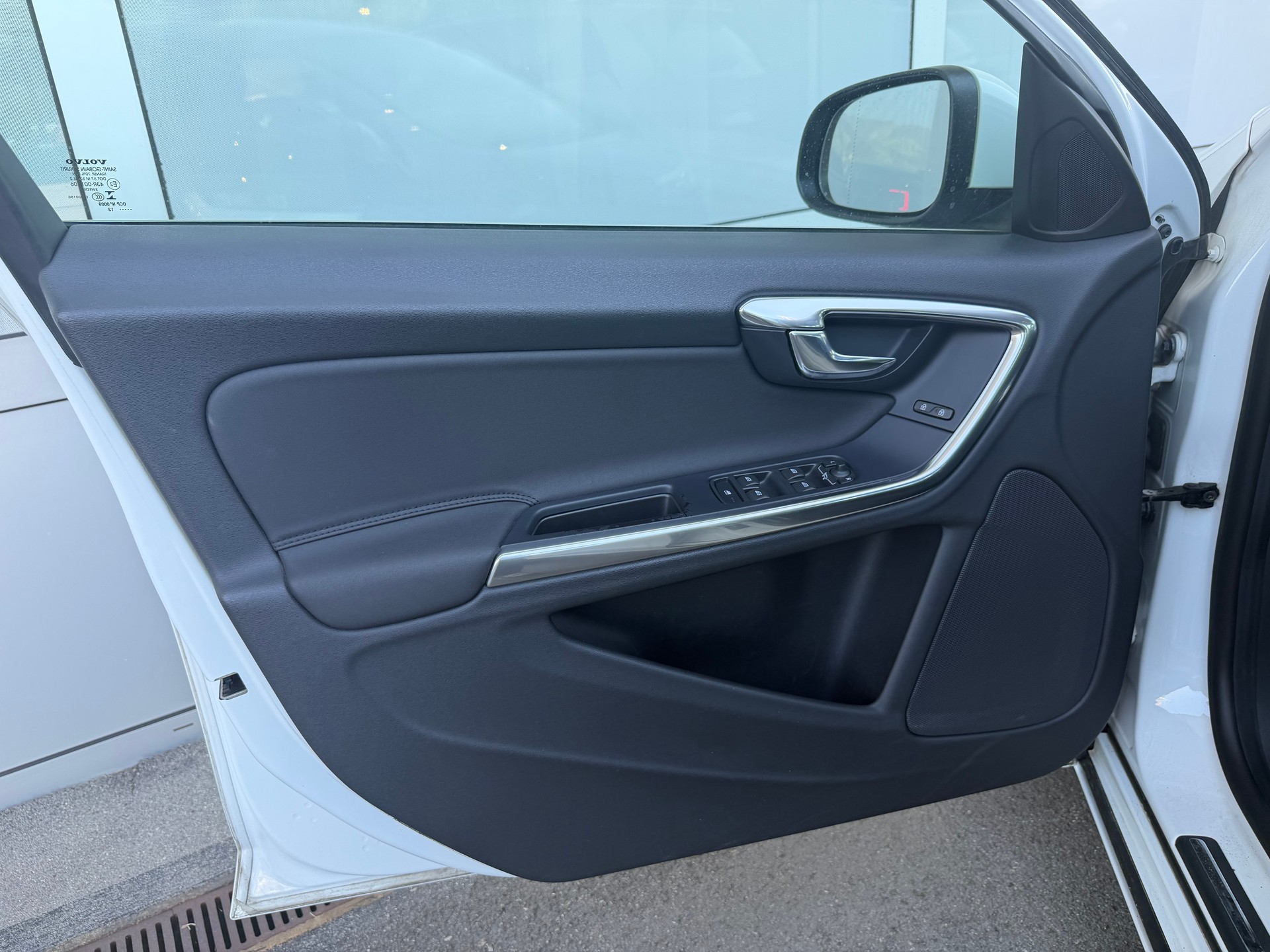 VOLVO V60 D4 Momentum Geartronic-image-8