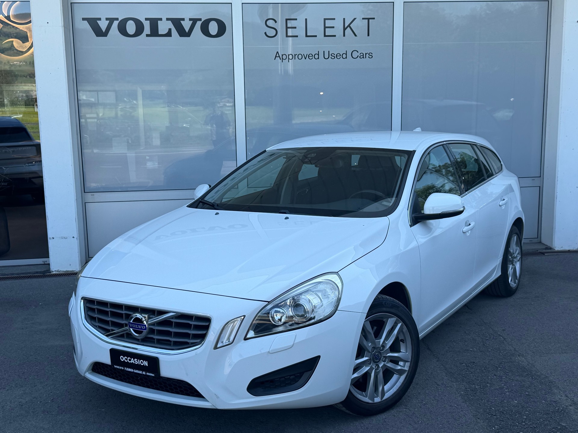 VOLVO V60 D4 Momentum Geartronic-image-0