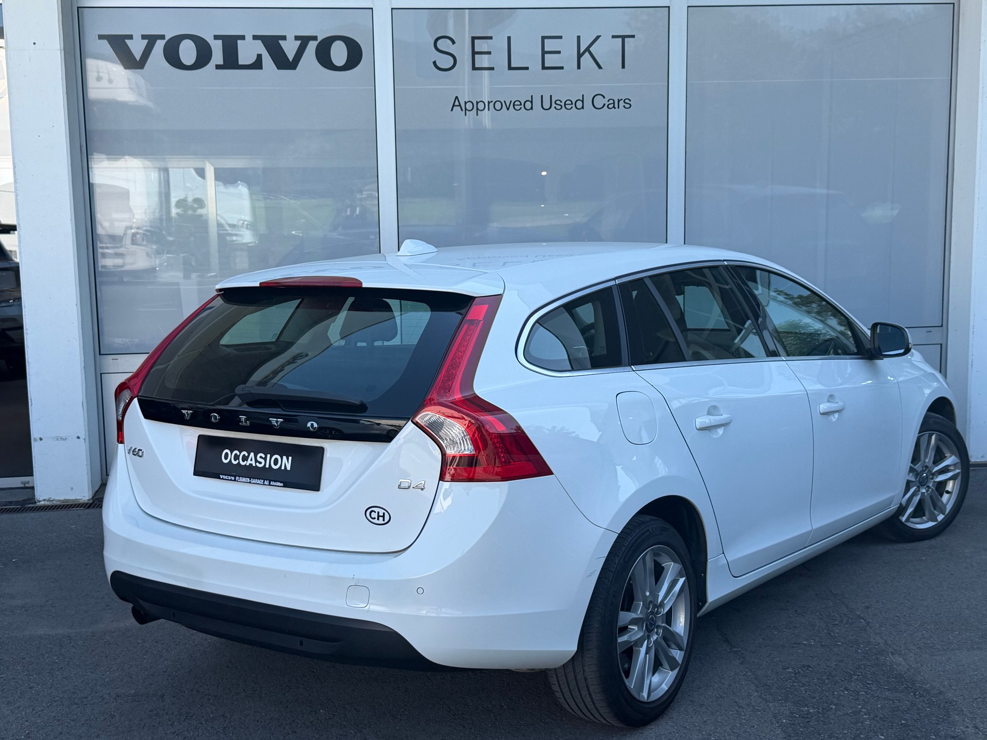 VOLVO V60 D4 Momentum Geartronic-image-1
