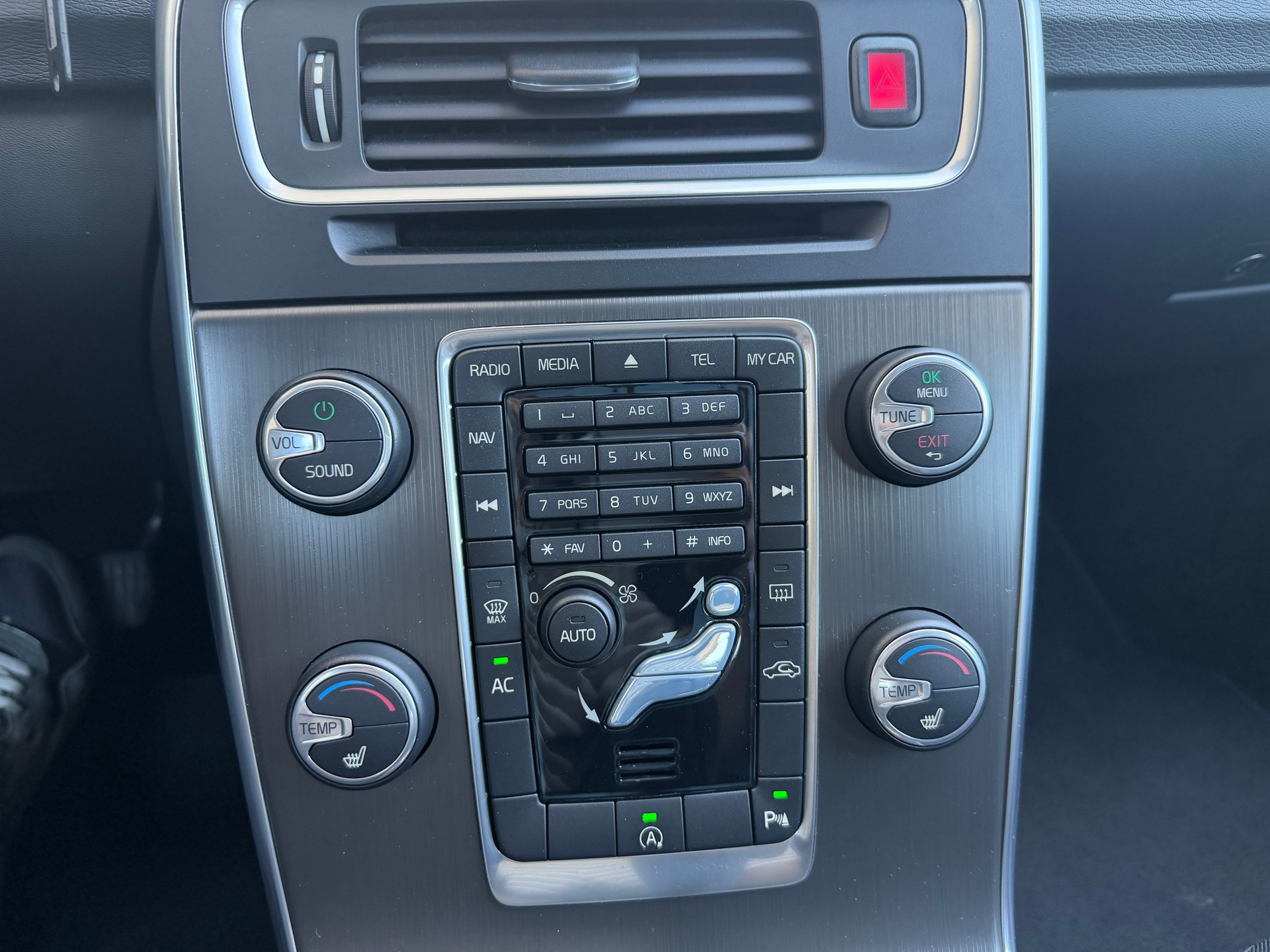 VOLVO V60 D4 Momentum Geartronic-image-10