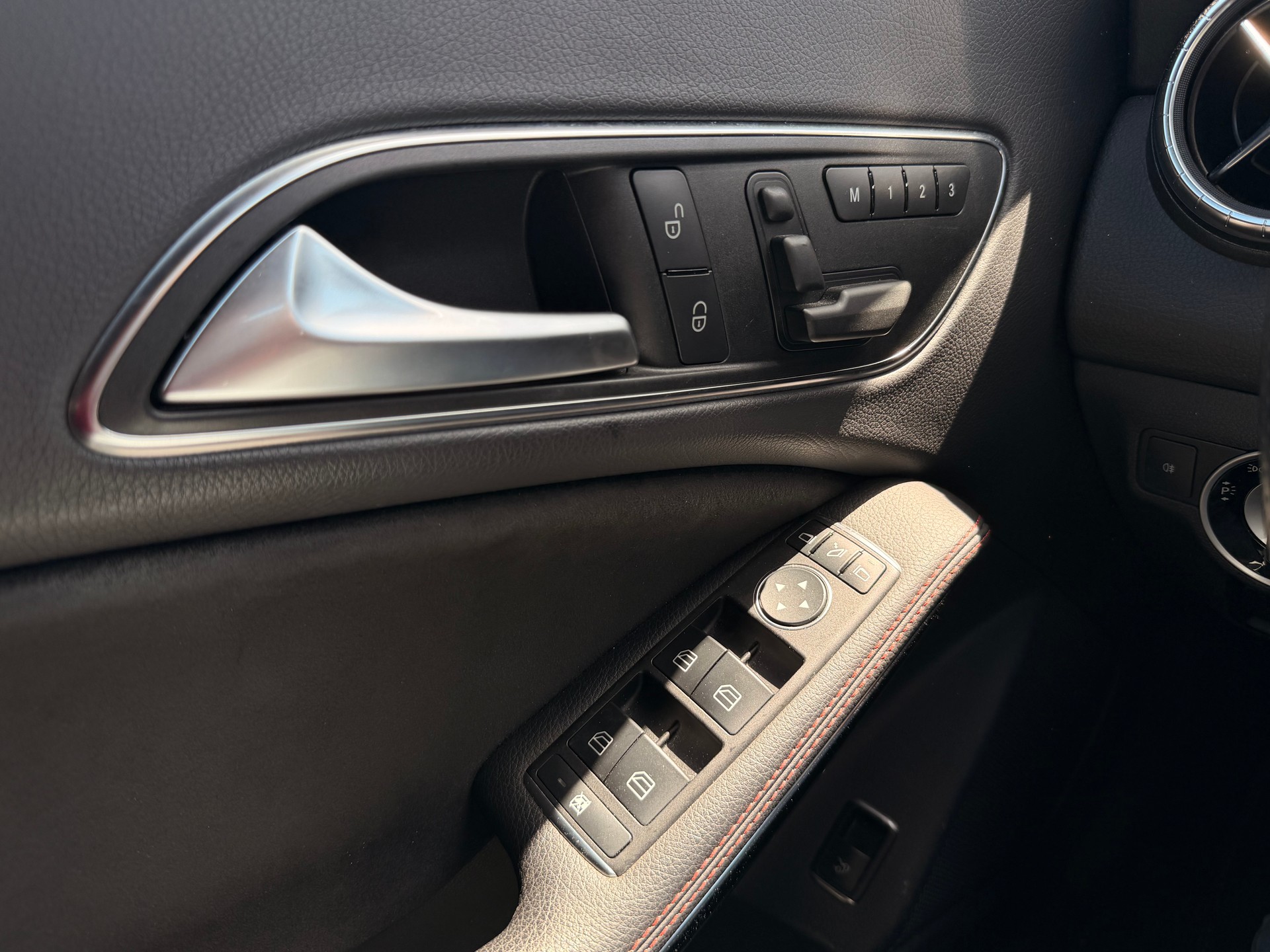 MERCEDES-BENZ CLA 250 AMG Line 7G-DCT 4Matic-image-14