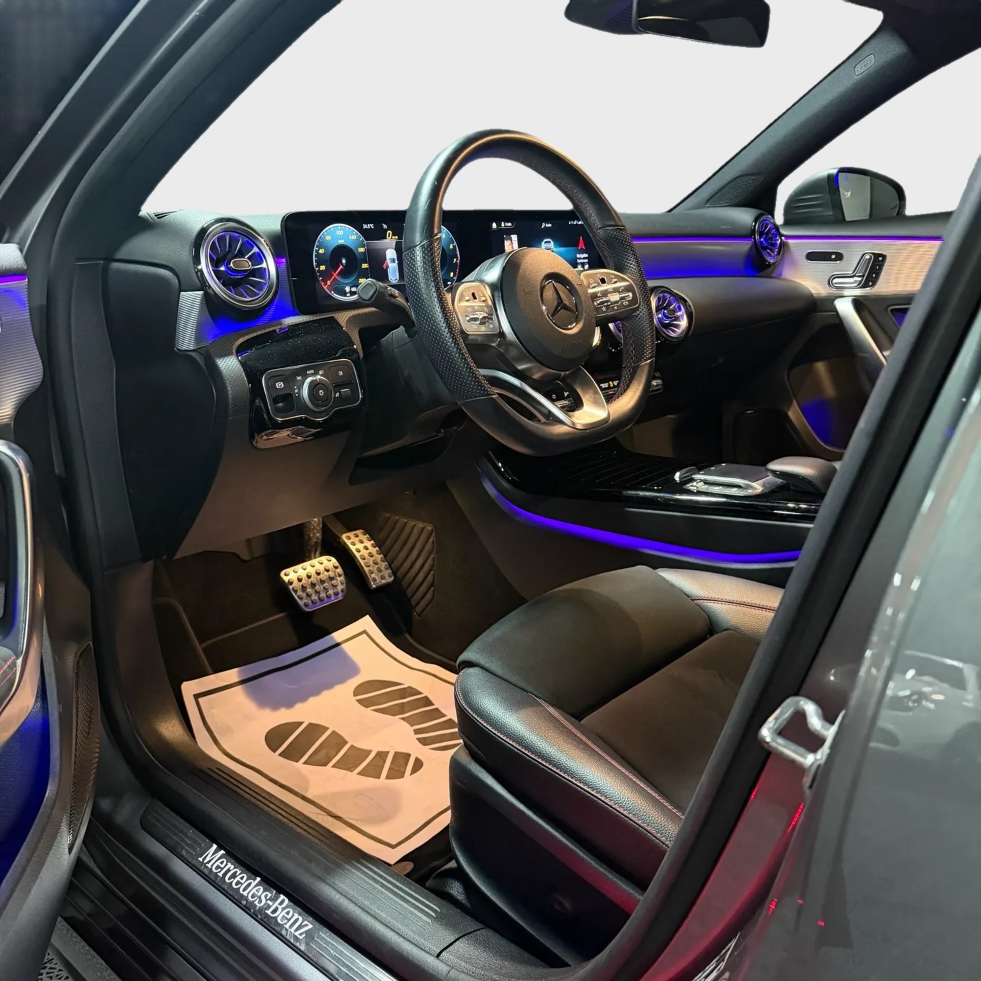 MERCEDES-BENZ A 180 AMG Line 7G-DCT-image-4