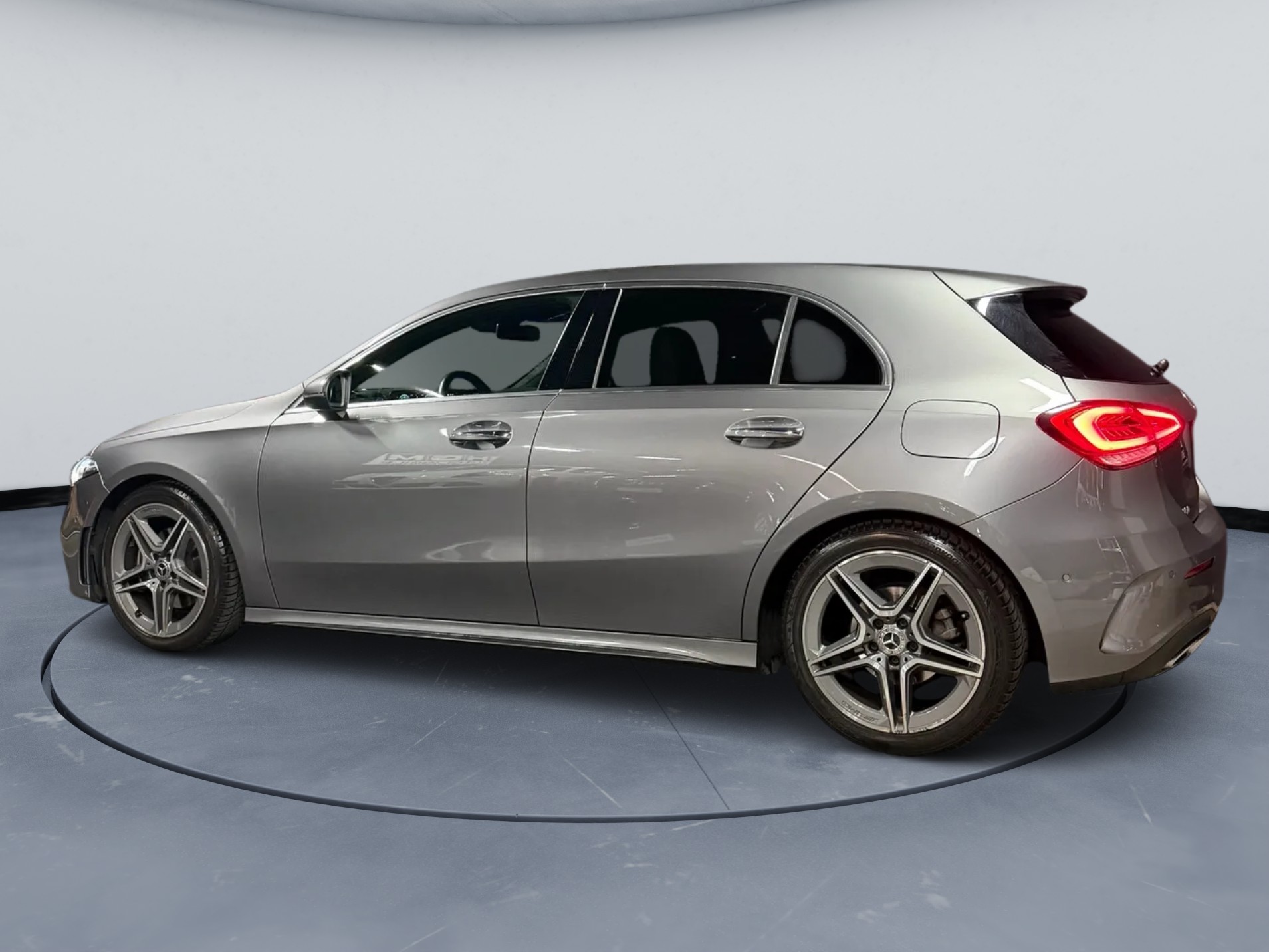 MERCEDES-BENZ A 180 AMG Line 7G-DCT-image-2