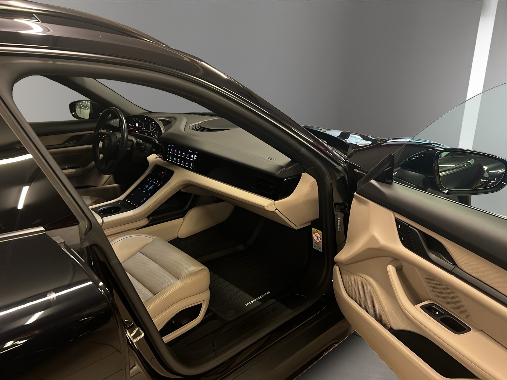 PORSCHE Taycan 4 Cross Turismo-image-16