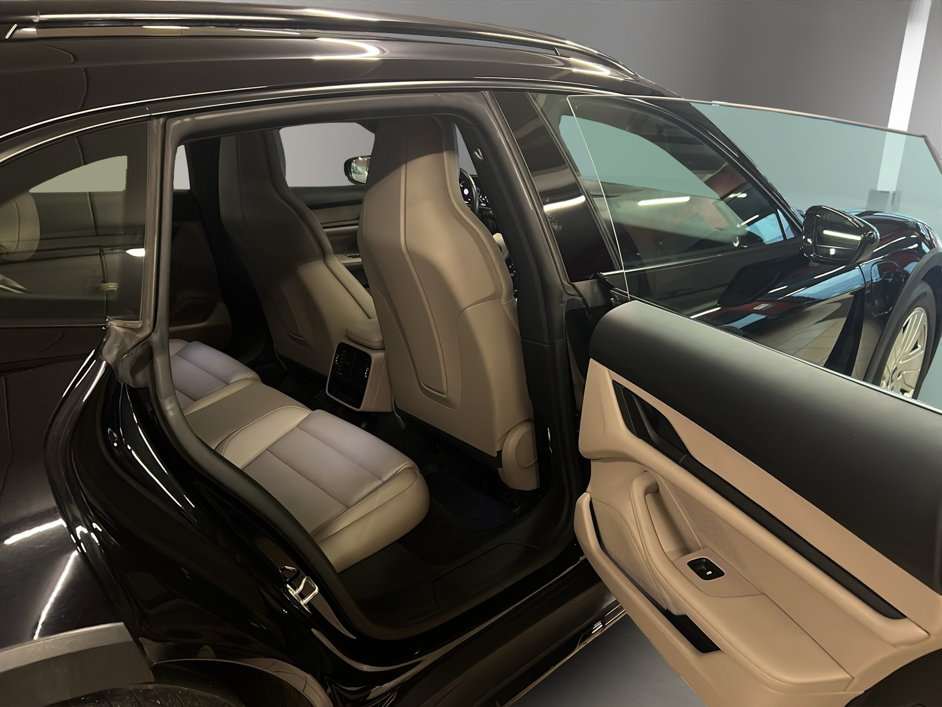 PORSCHE Taycan 4 Cross Turismo-image-14