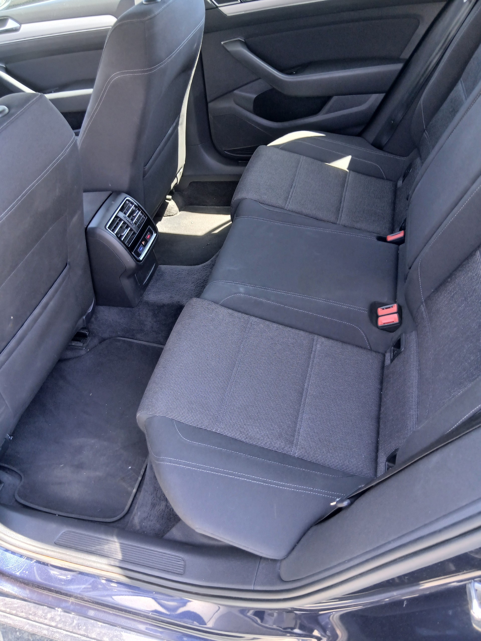 VW Passat Variant 2.0 TDI SCR BMT Family 4Motion-image-9