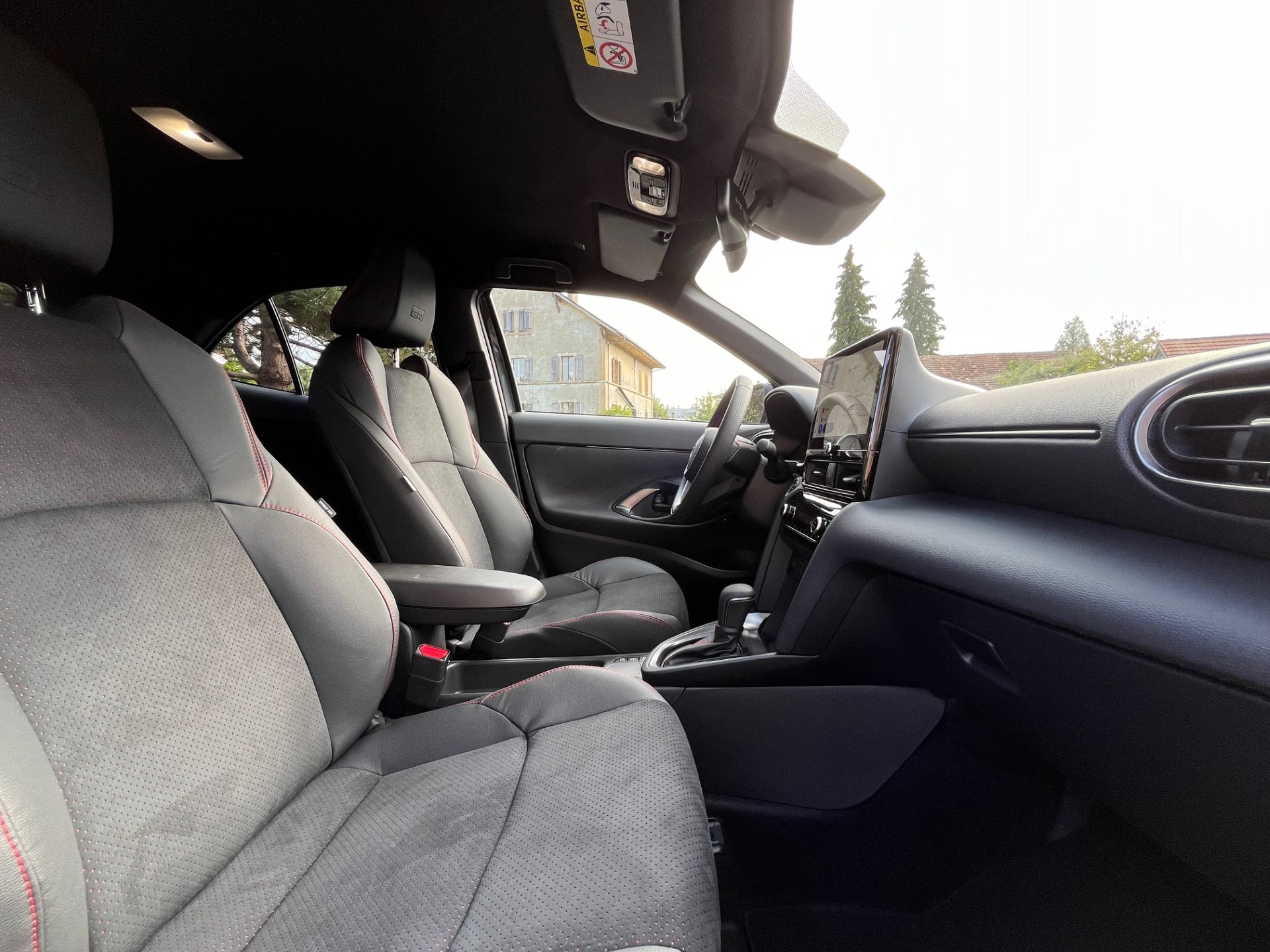 TOYOTA Yaris Cross 1.5 GR Sport e-CVT-image-8
